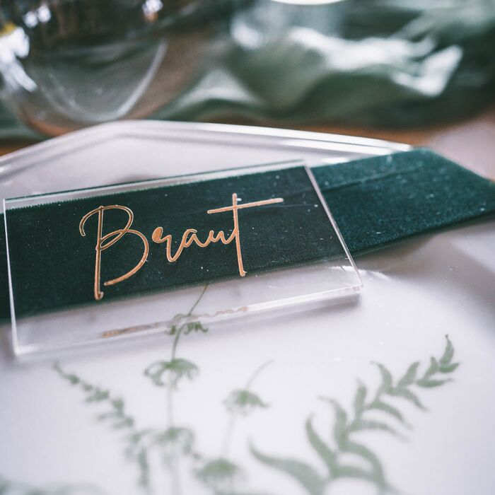 Namensschilder aus Acrylglas mit goldener Schrift für eine Hochzeit im Moertelwerk Leipzig