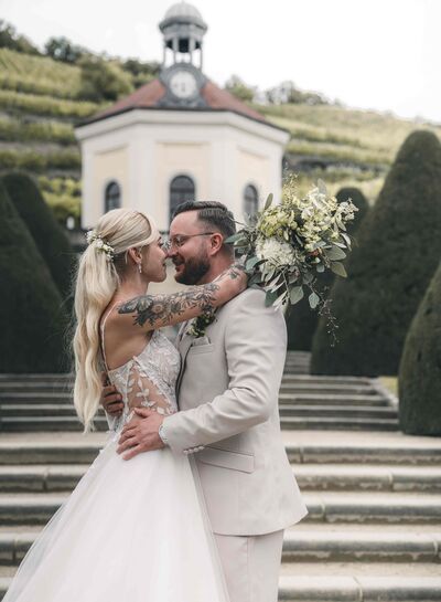 Brautpaar auf den berühmten Treppen von Schloss Wackerbarth nach standesamtlicher Trauung in Radebeul – elegante Hochzeitsreportage in Sachsen