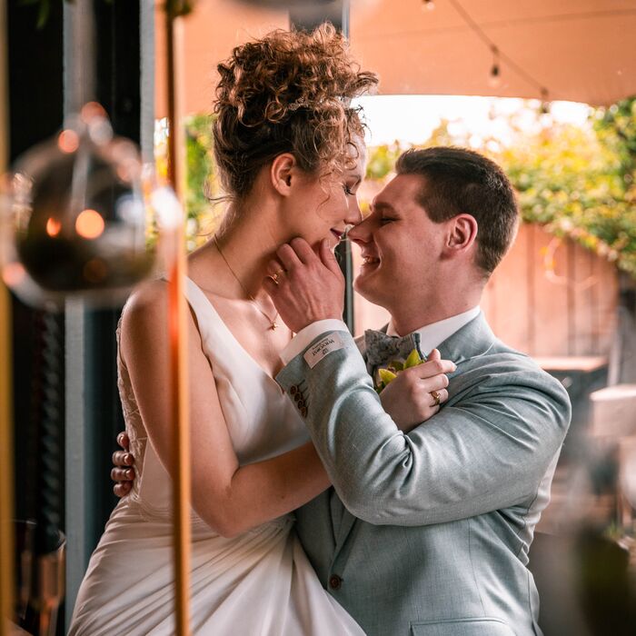 Brautpaar genießt zärtliche Streicheleinheiten während Ihrer Hochzeit im Moertelwerk in Leipzig