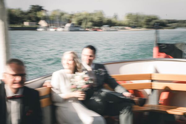 Brautpaar während der Bootsfahrt zur standesamtlichen Trauung auf der Vineta