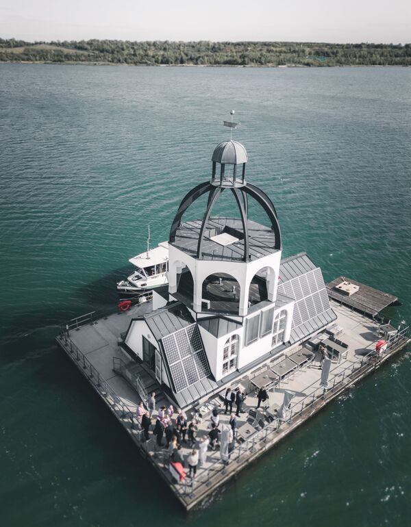 Drohnenaufnahme der Hochzeitslocation VINETA auf dem Störmthaler See bei Leipzig während Sektempfang