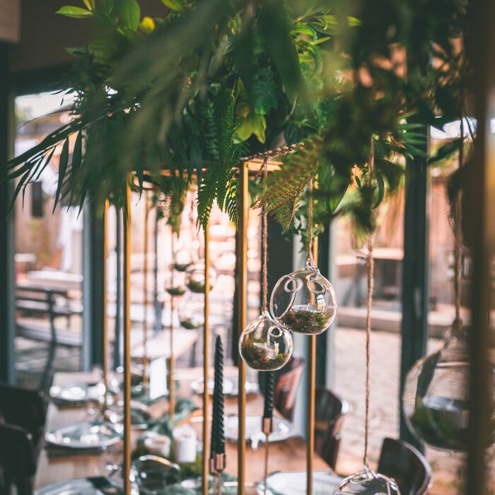 wunderschöne urban greeenery wedding Über-Tischdekoration für eine Hochzeit im Moertelwerk in Leipzig