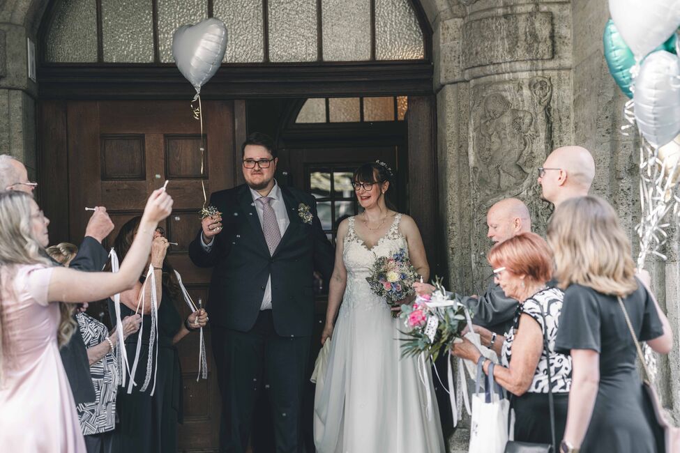 Auszug aus dem Alten Rathaus Leipzig – Brautpaar wird von Familie und Freunden mit Applaus empfangen.