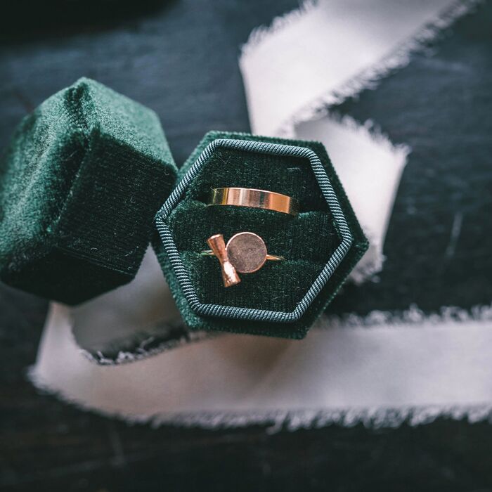 wunderschöne, handgemachte, goldene Eheringe aus einer kleinen Werkstatt aus Leipzig