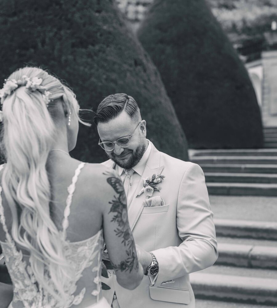 emotionaler First Look von Braut und Bräutigam vor der standesamtlichen Hochzeit auf den Treppen des Schloss Wackerbarth in Radebeul bei Dresden