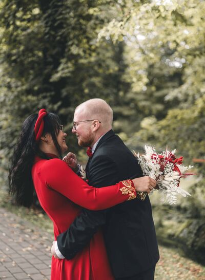 Modernes Brautpaar lacht glücklich beim First Look Paarshooting im Freien vor dem Wasserschloss Klaffenbach, authentischer Hochzeitsstil von Love Lens Weddings.