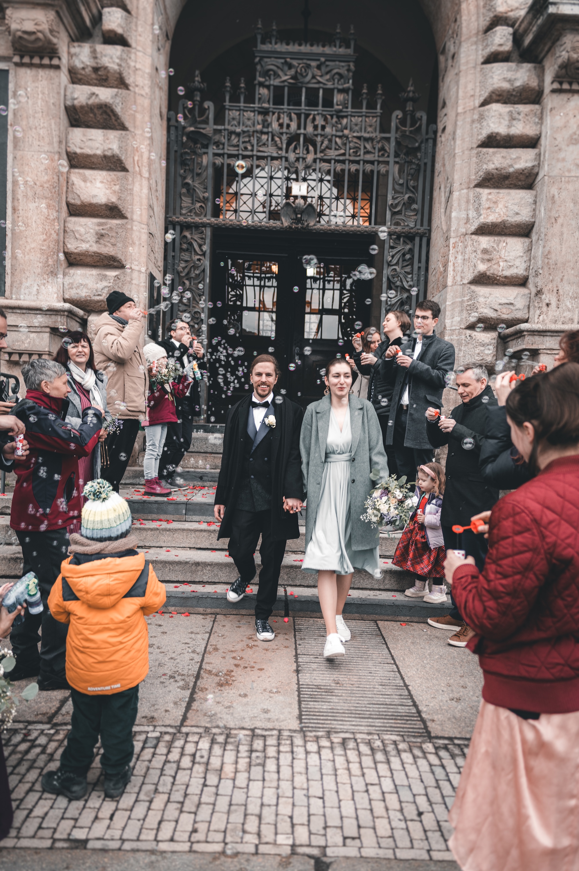 Brautpaar verlässt das Standesamt Leipzig durch ein Spalier aus Gästen mit Seifenblasen – emotionaler Hochzeitsmoment