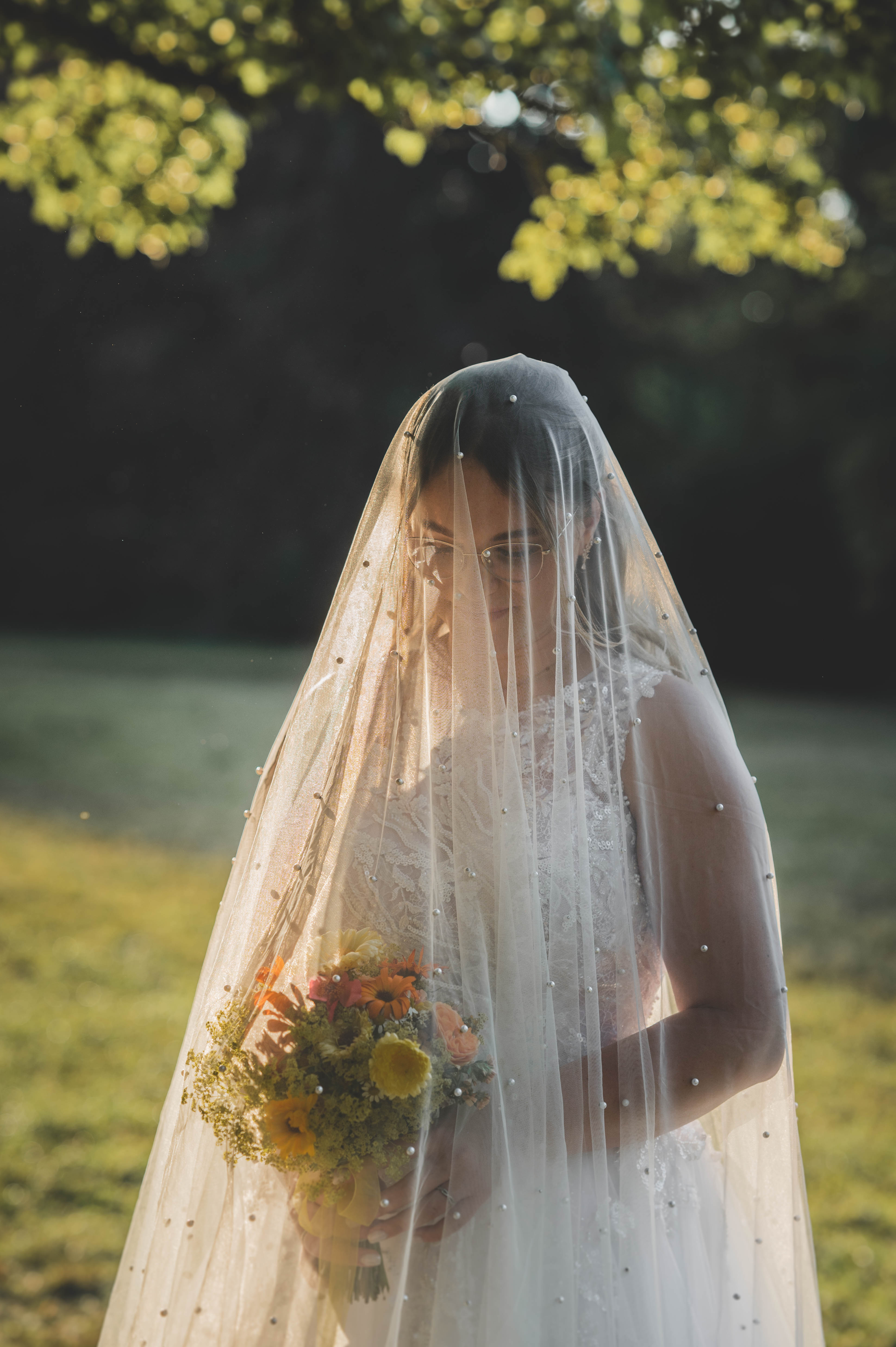 Hochzeitsreportage eines Elopements mit Brautpaarshooting währenmd der Dämmerung, Einzelfoto Braut mit Schleier und Brautstrauß, Hochzeitsfotografin aus Leipzig