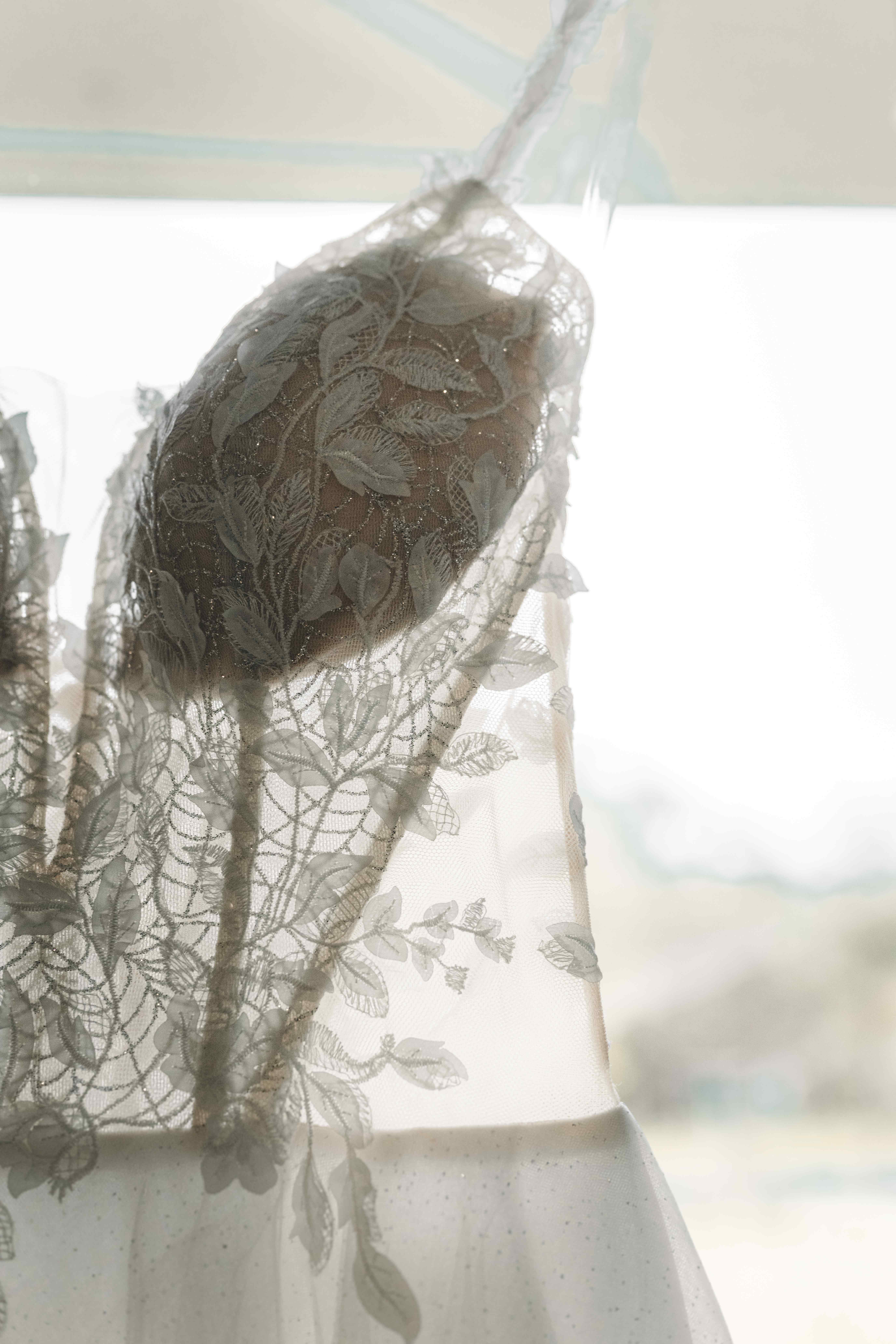 Detailaufnahme des Brautkleids beim Getting Ready der Braut in Dresden – emotionale Hochzeitsreportage Sachsen