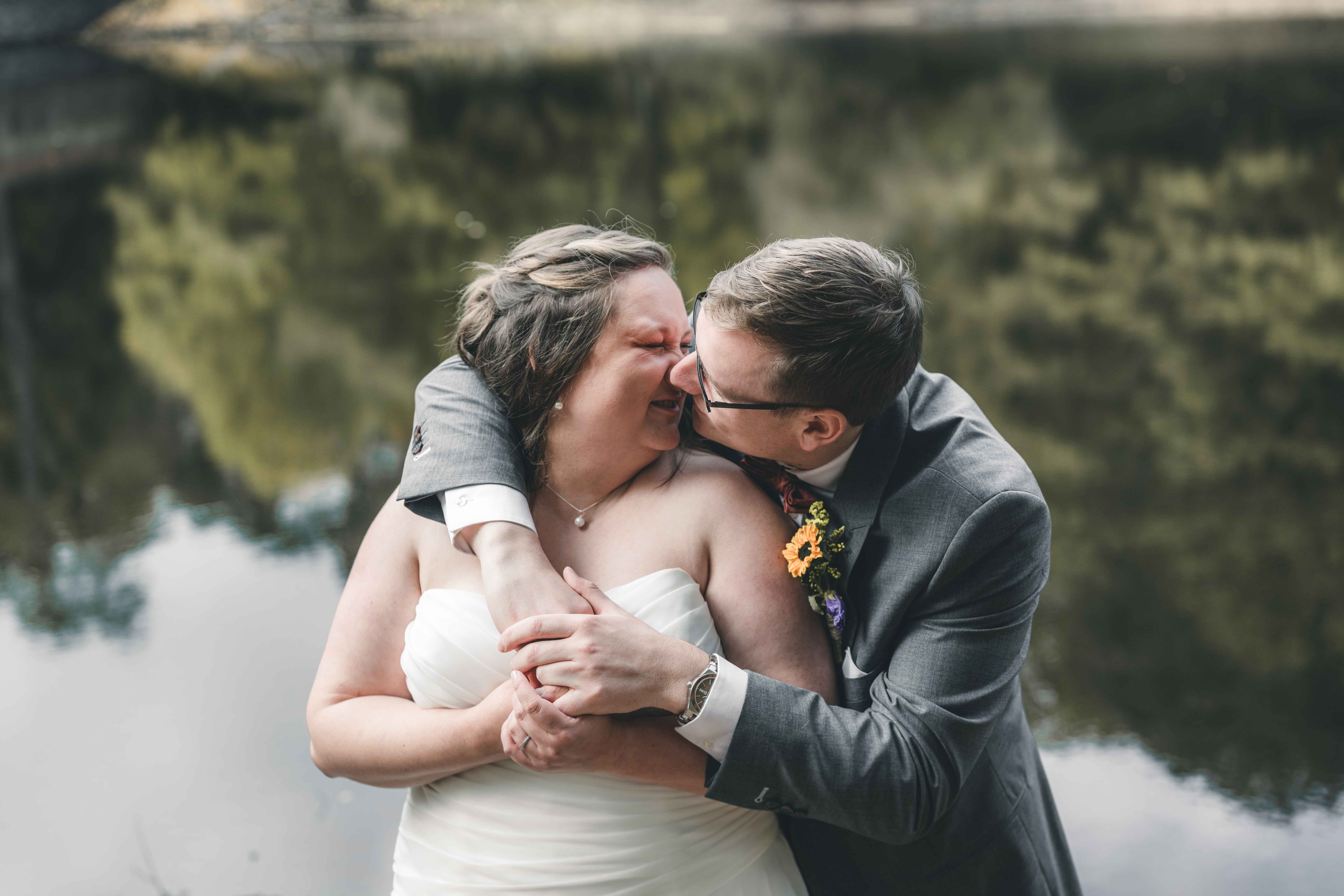 Brautpaar am Teich der Spitzgrundmühle in Radebeul nach standesamtlicher Trauung – romantische Hochzeitsreportage in Sachsen