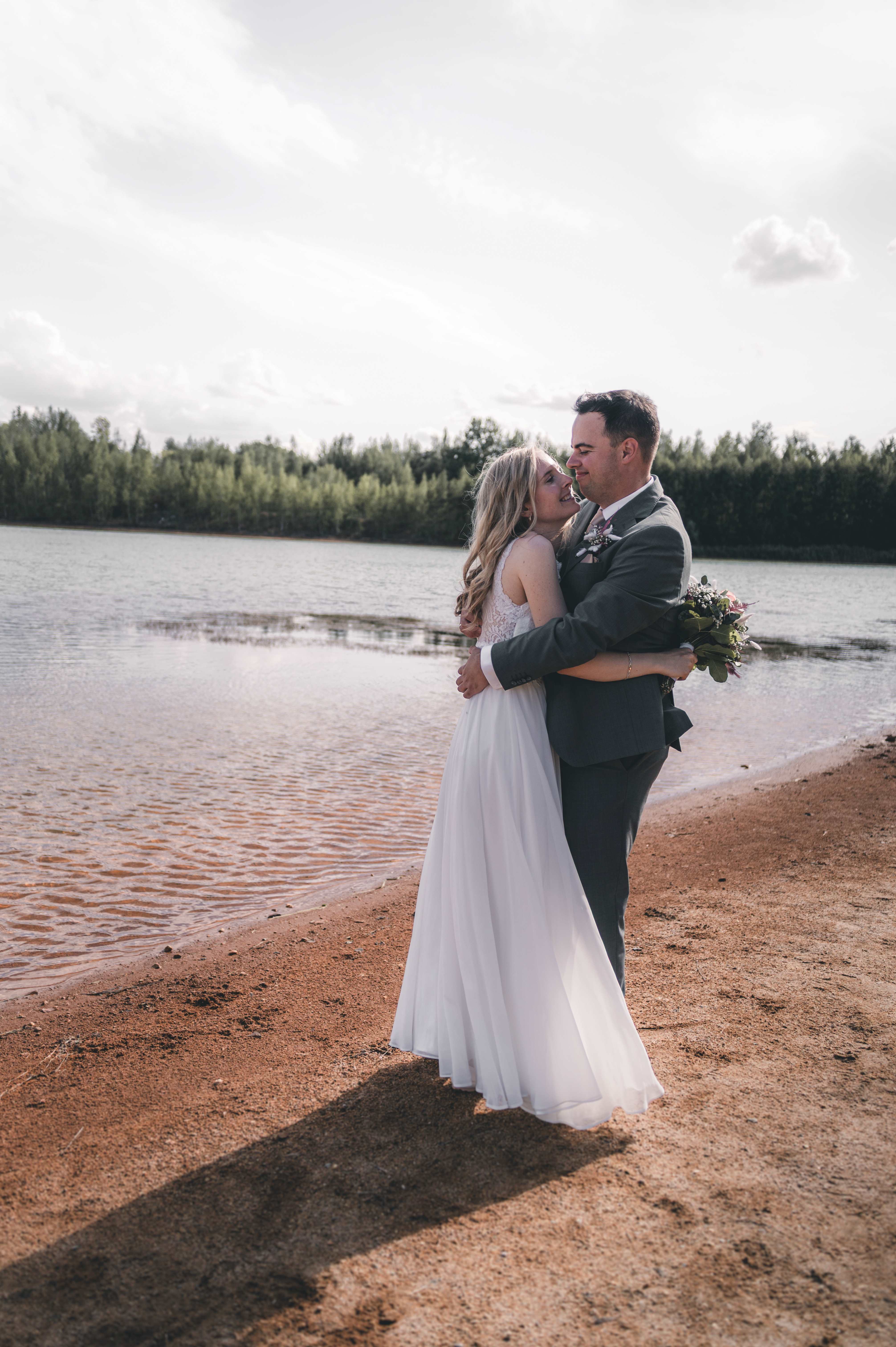 Brautpaar während Brautpaarshooting nach standesamtlicher Trauung auf der VINETA im Störmthaler See bei Leipzig – emotionale Hochzeitsreportage Sachsen