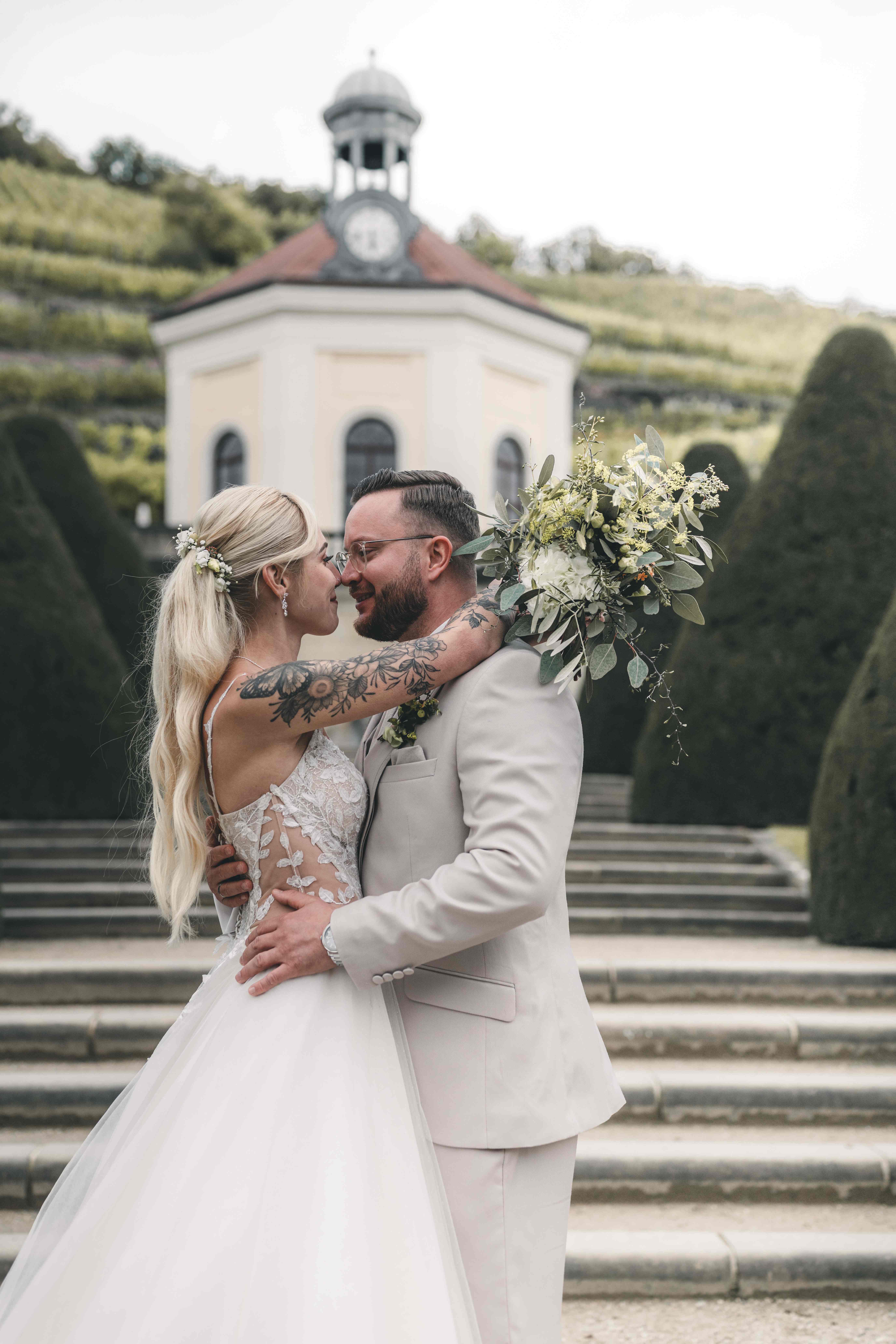 ganztägige Hochzeitsreportage einer standesamtlichen Trauung auf Schloss Wackerbarth während des Brautpaarshootings im Schlossparks