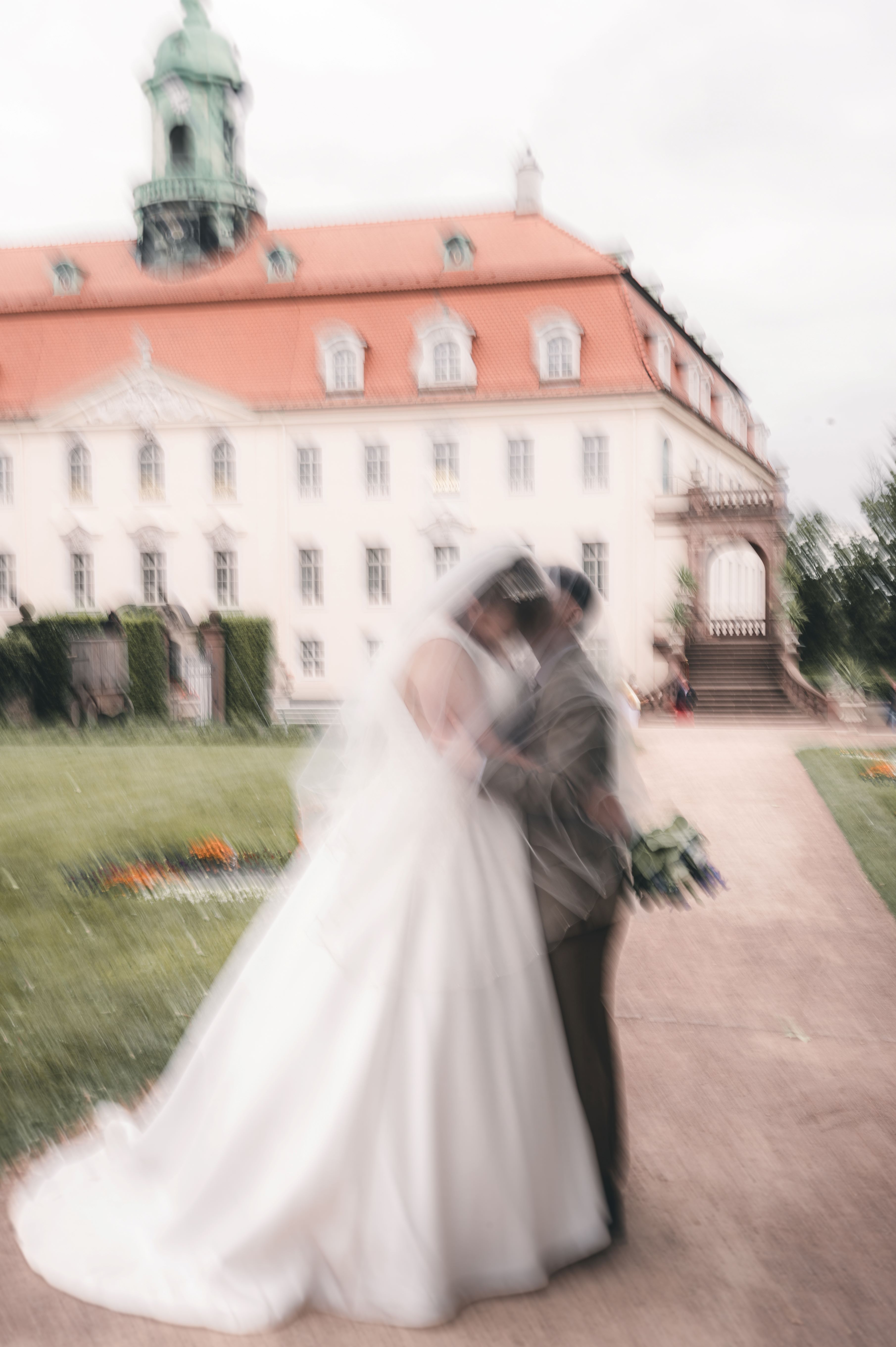 Hochzeitsreportage einer standesamtlichen Trauung im Schloss Lichtenwalde, Brautpaar unter dem Schleier, Hochzeitsfotograf für Sachsen, Sachsen-Anhalt, Thüringen, Berlin aus Leipzig