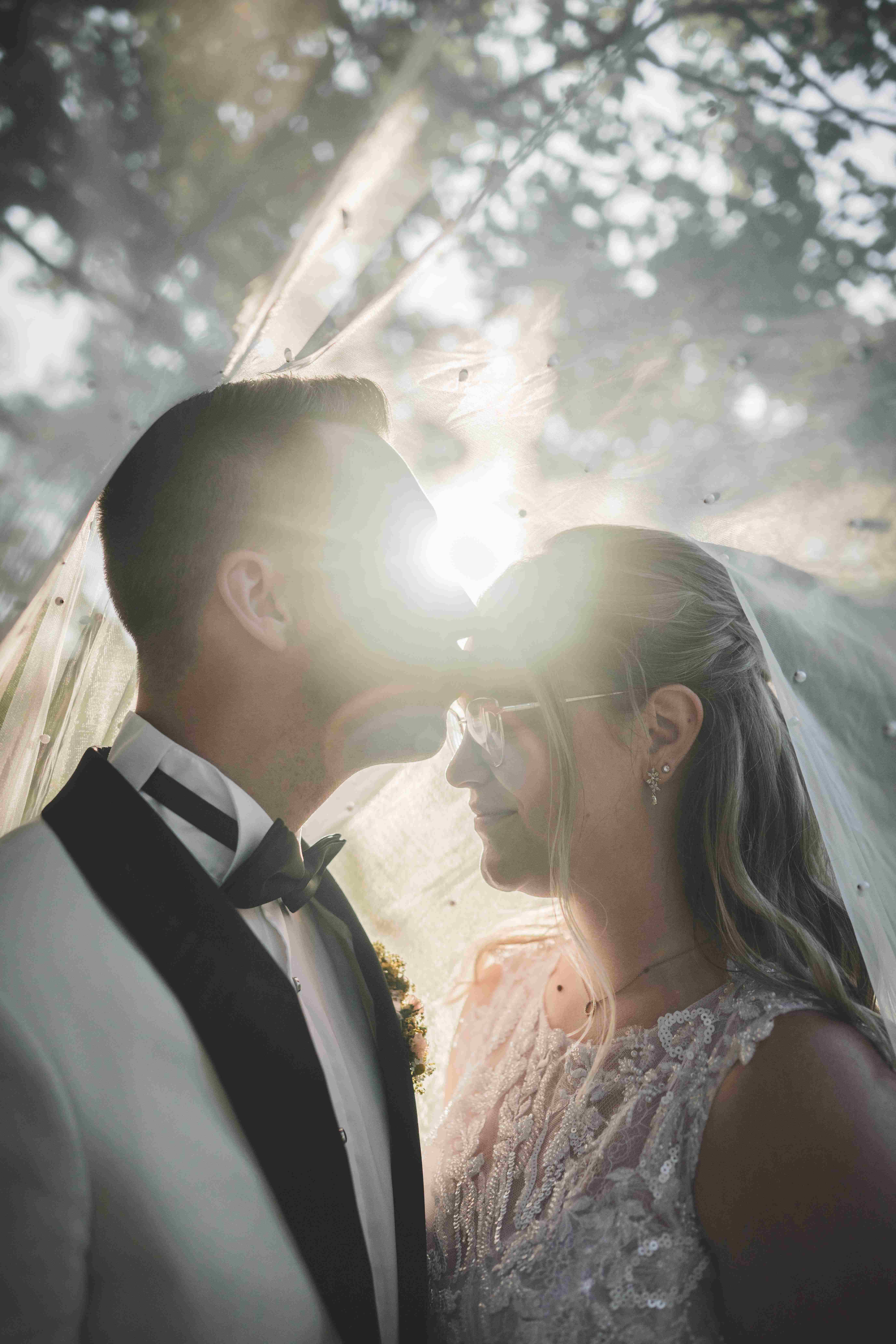 Hochzeitsreportage einer freien Trauung im Clara-Zetkin Park Leipzig mit emotionalem Brautpaar während der Trauung