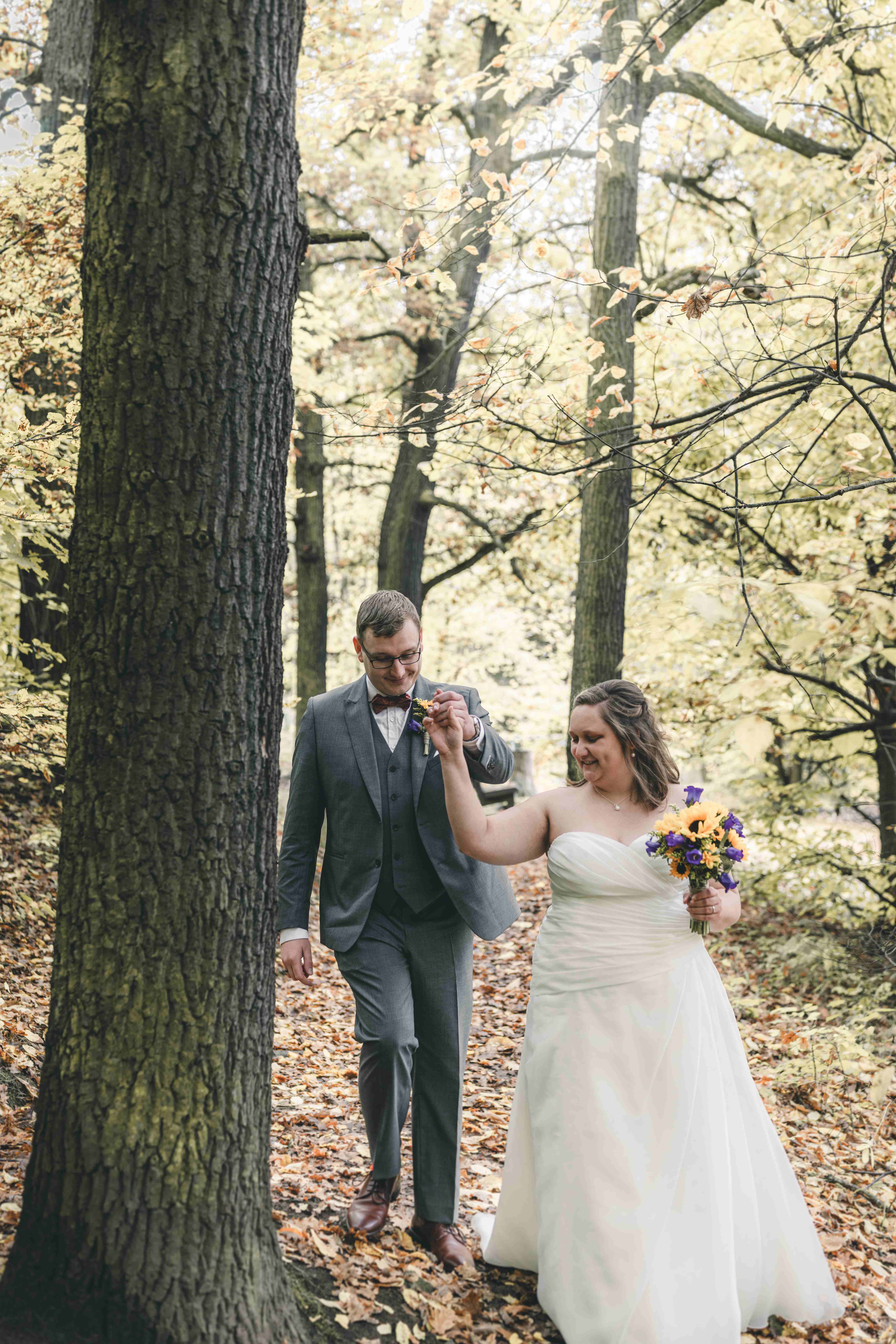 Brautpaar beim natürlichen Brautpaarshooting im Wald nahe der Spitzgrundmühle in Radebeul – Hochzeitsreportage Sachsen