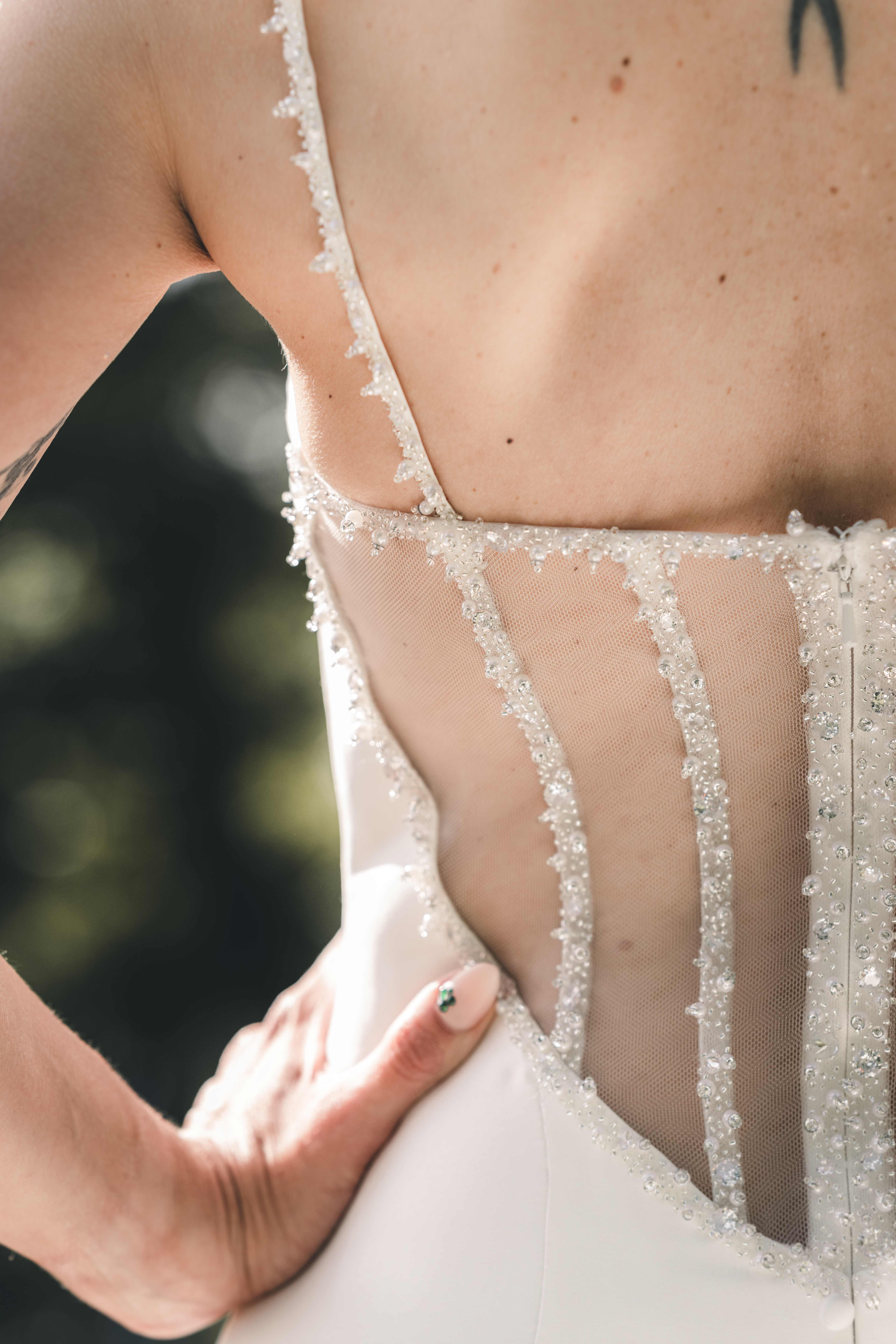 Detailaufnahme eines Brautkleides während einer freien Trauung im Wald nahe der Schiffsmühle Grimma