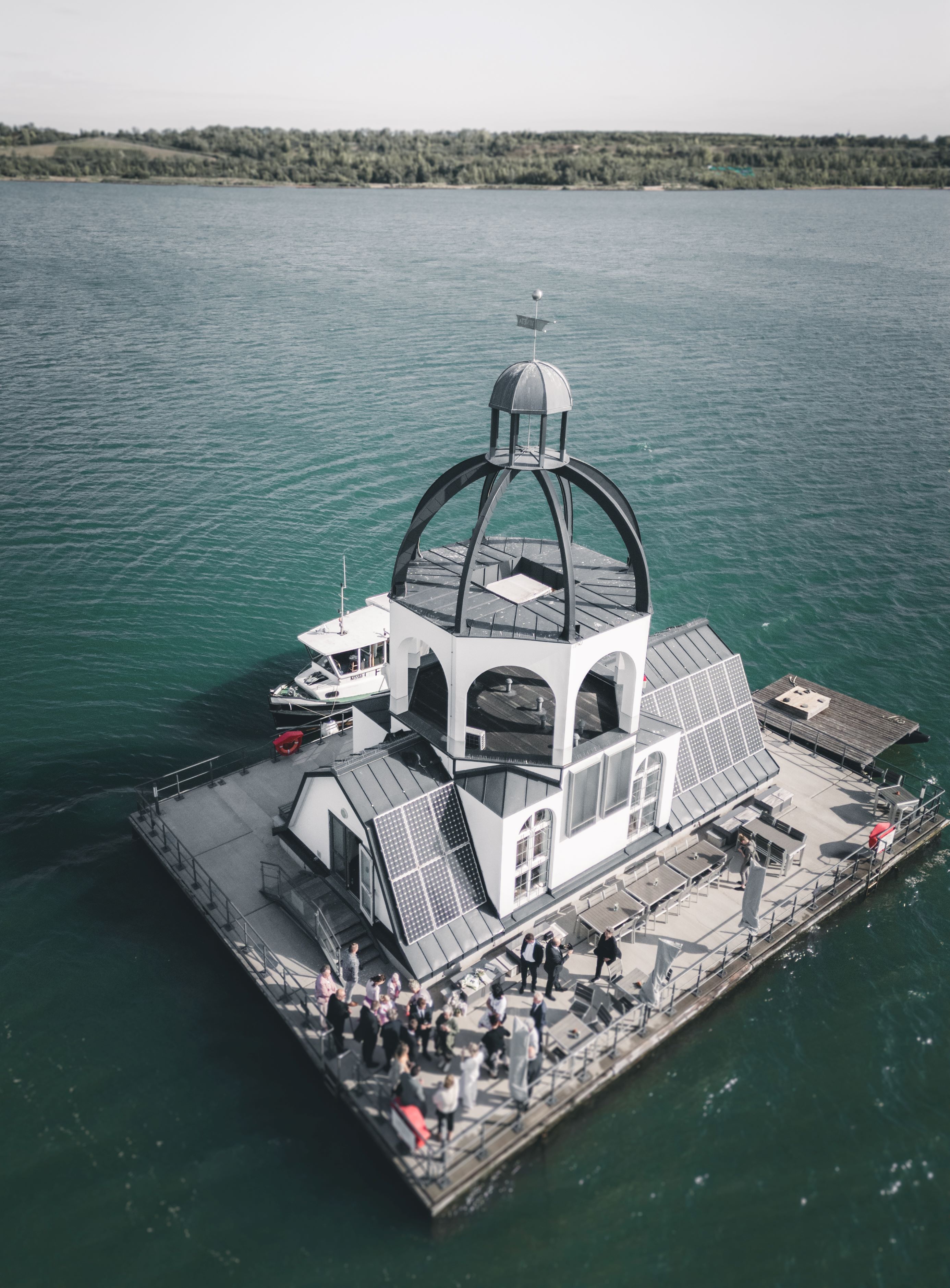 Drohnenfoto einer standesamtlichen Trauung auf der VINETA auf dem Störmthaler See, Hochzeitsfotografin aus Leipzig für Sachsen, Sachsen-Anhalt, Thüringen, Potsdam und Berlin