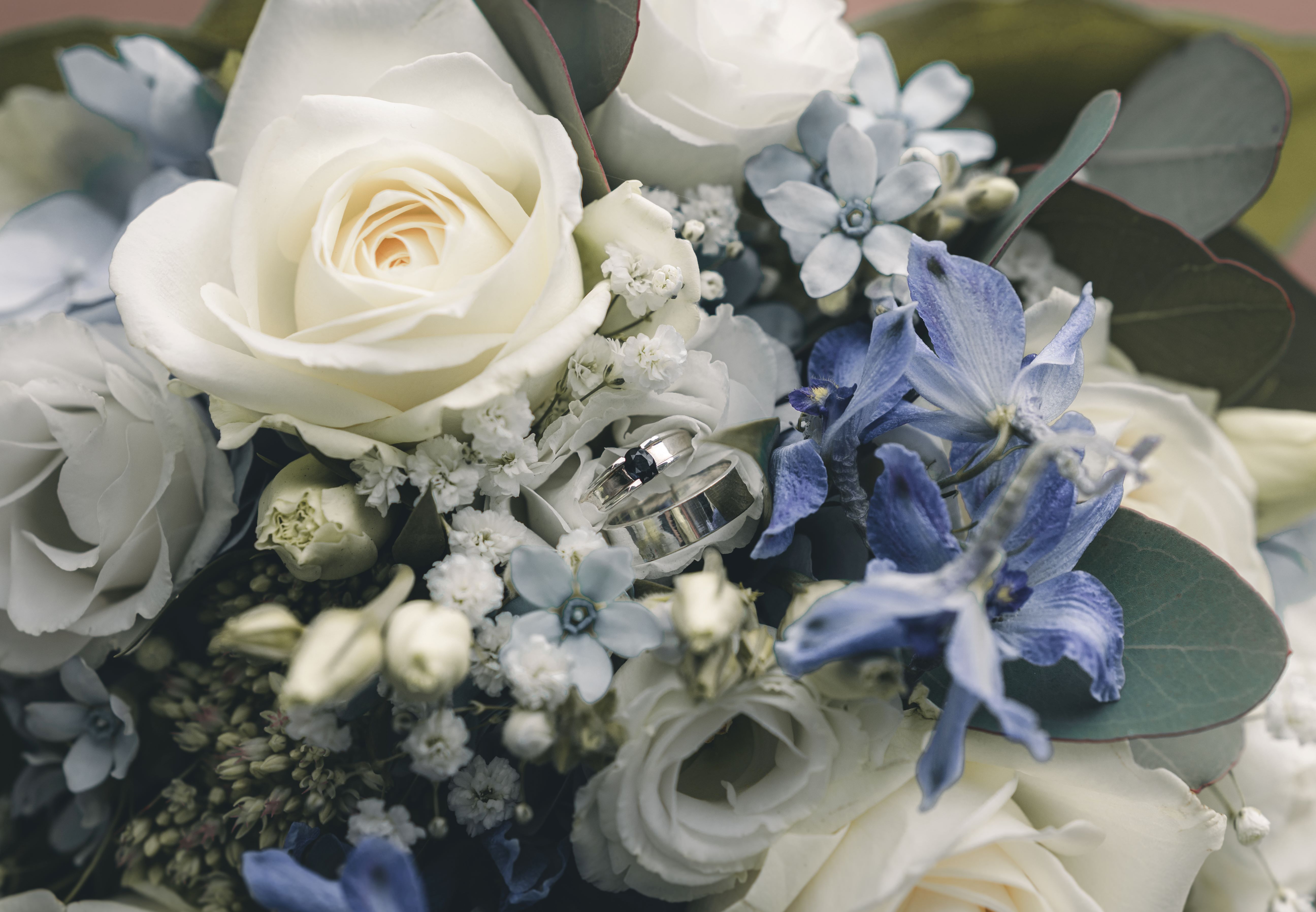 Hochzeitsdetails einer standesamtlichen trauung auf Schloss Lichtenwalde, Eheringe und brautstrauß des Paares