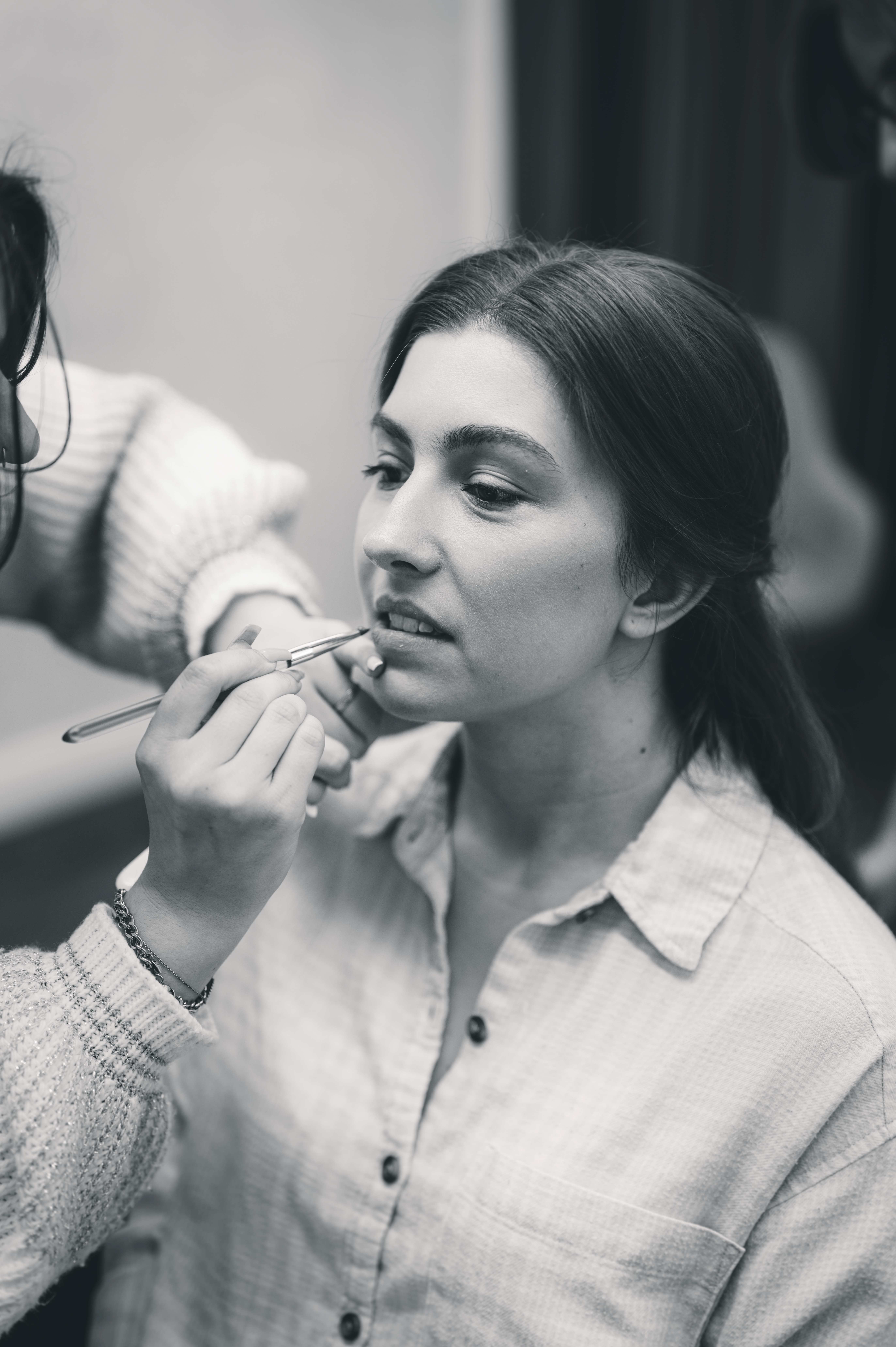 Emotionale Schwarzweißaufnahme beim Getting Ready der Braut während einer Ganztagesreportage in Neheim im Sauerland