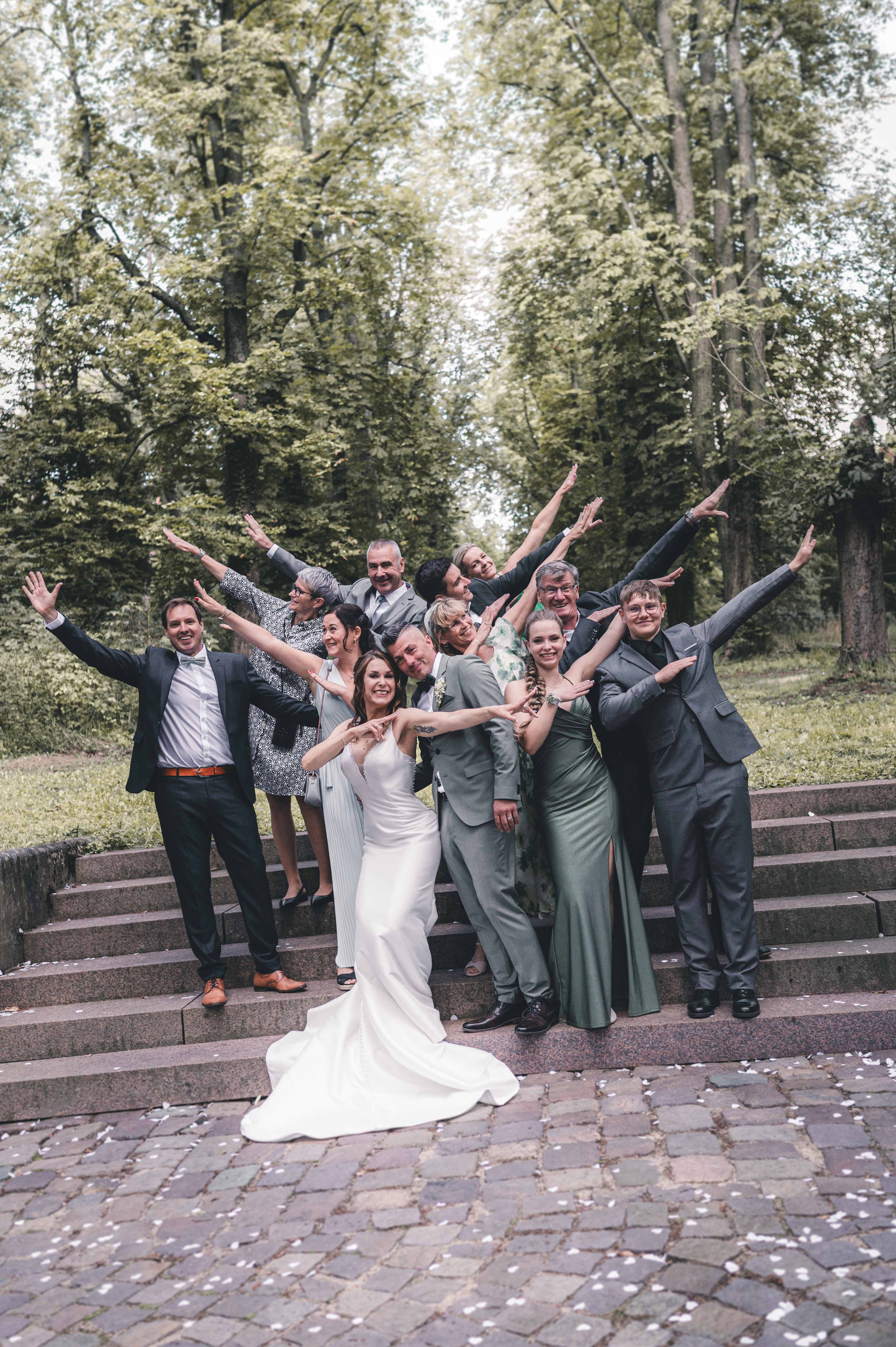 Hochzeitsgesellschaft nach freier Trauung im Wald an der Schiffsmühle Grimma – natürliche Hochzeitsreportage einer Sommerhochzeit in Sachsen