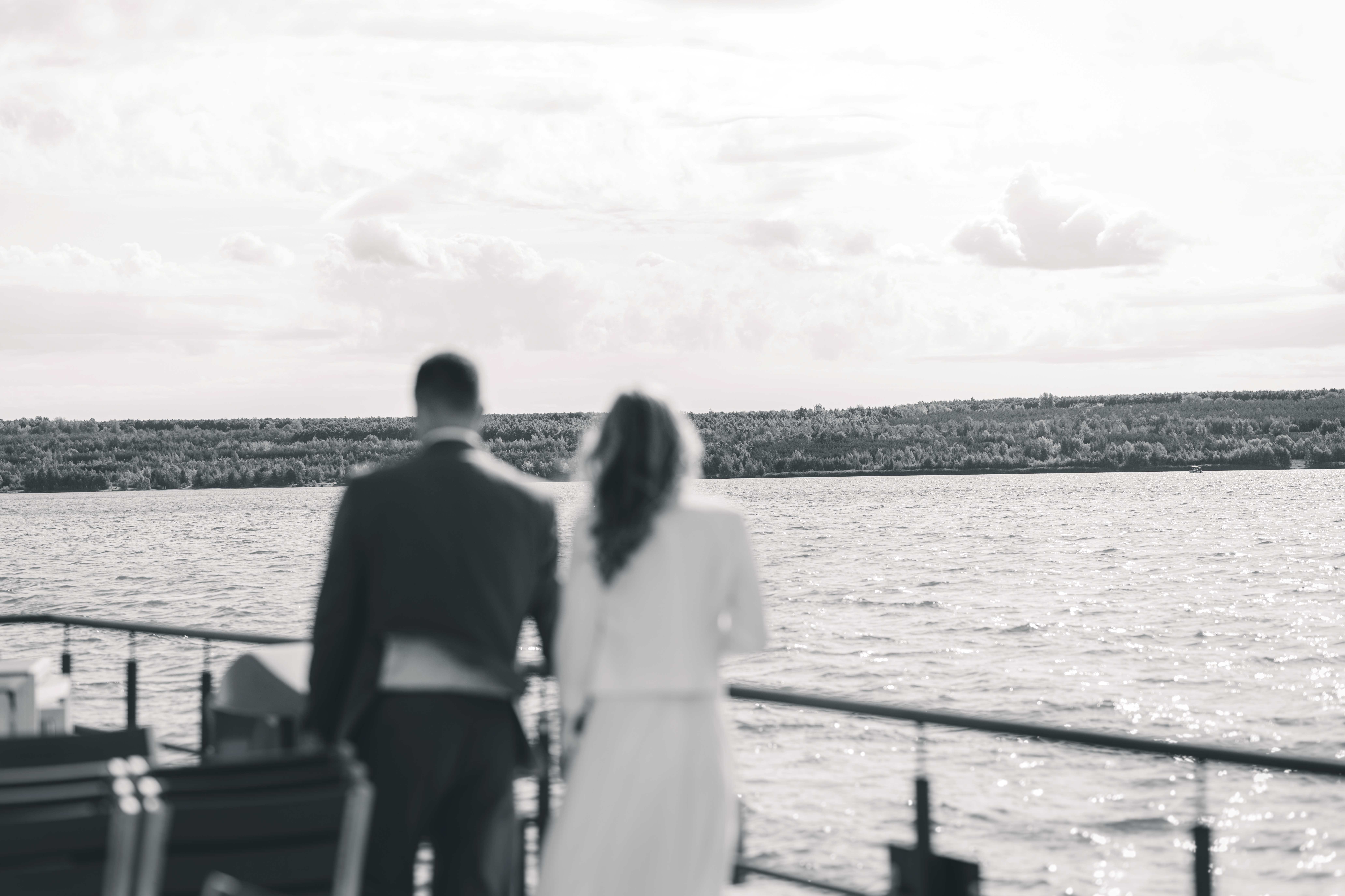 Brautpaar nach standesamtlicher Trauung auf der VINETA im Störmthaler See bei Leipzig – emotionale Hochzeitsreportage in Sachsen