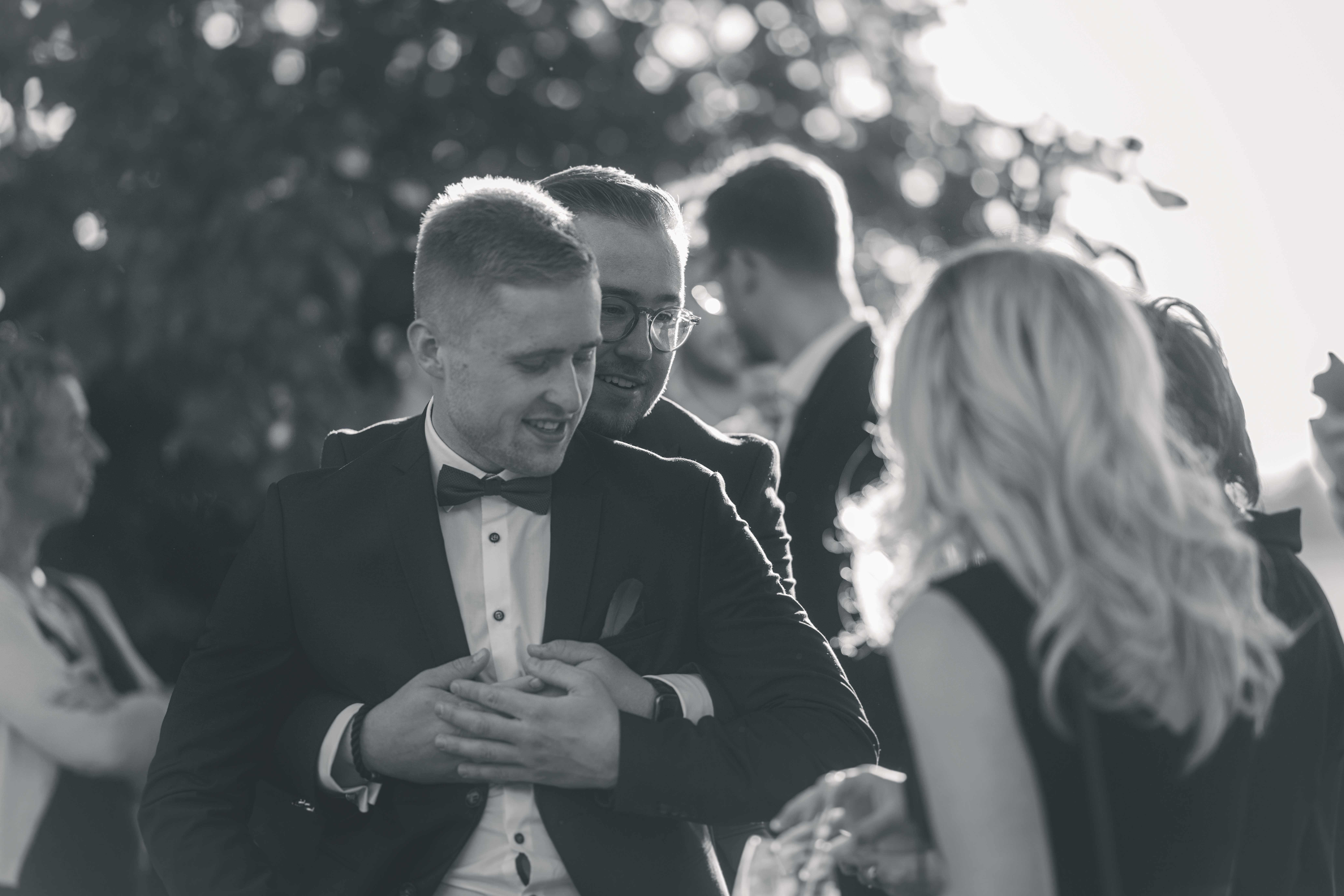 Ganztages Hochzeitsreportage von einer Hochzeit in Leisnig zwischen Leipzig und Grimma, Bräutigam mit seinem Trauzeugen