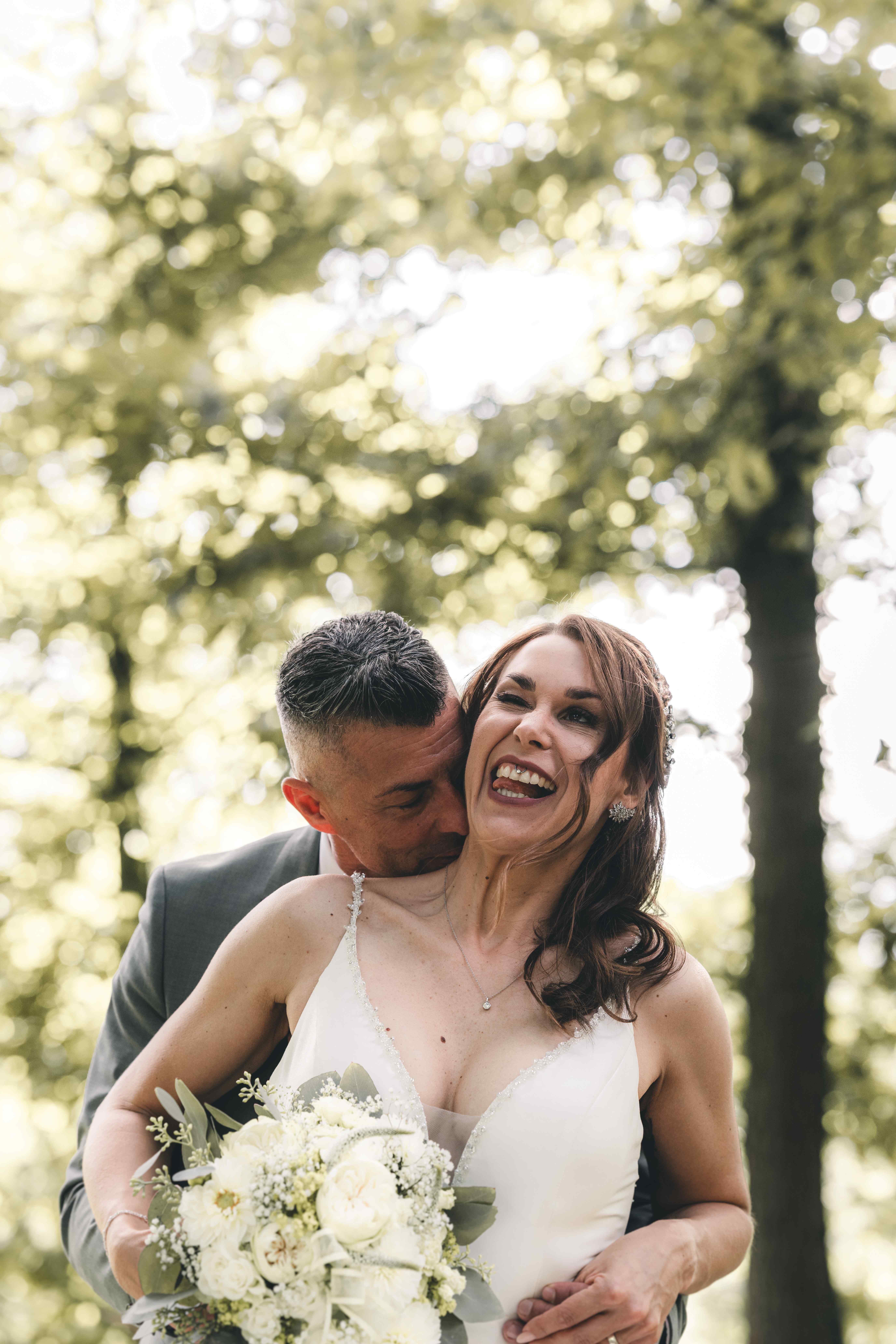 Hochzeitsreportage einer freien Trauung in der Schiffmühle in Grimma, Hochzeitsfotografin aus Leipzig für Hochzeiten in Sachsen, Sachsen-Anhal, Thüringen, Berlin, Potsdam, Deutschland und Europa, Begleitung vom Getting Ready bis zur Party