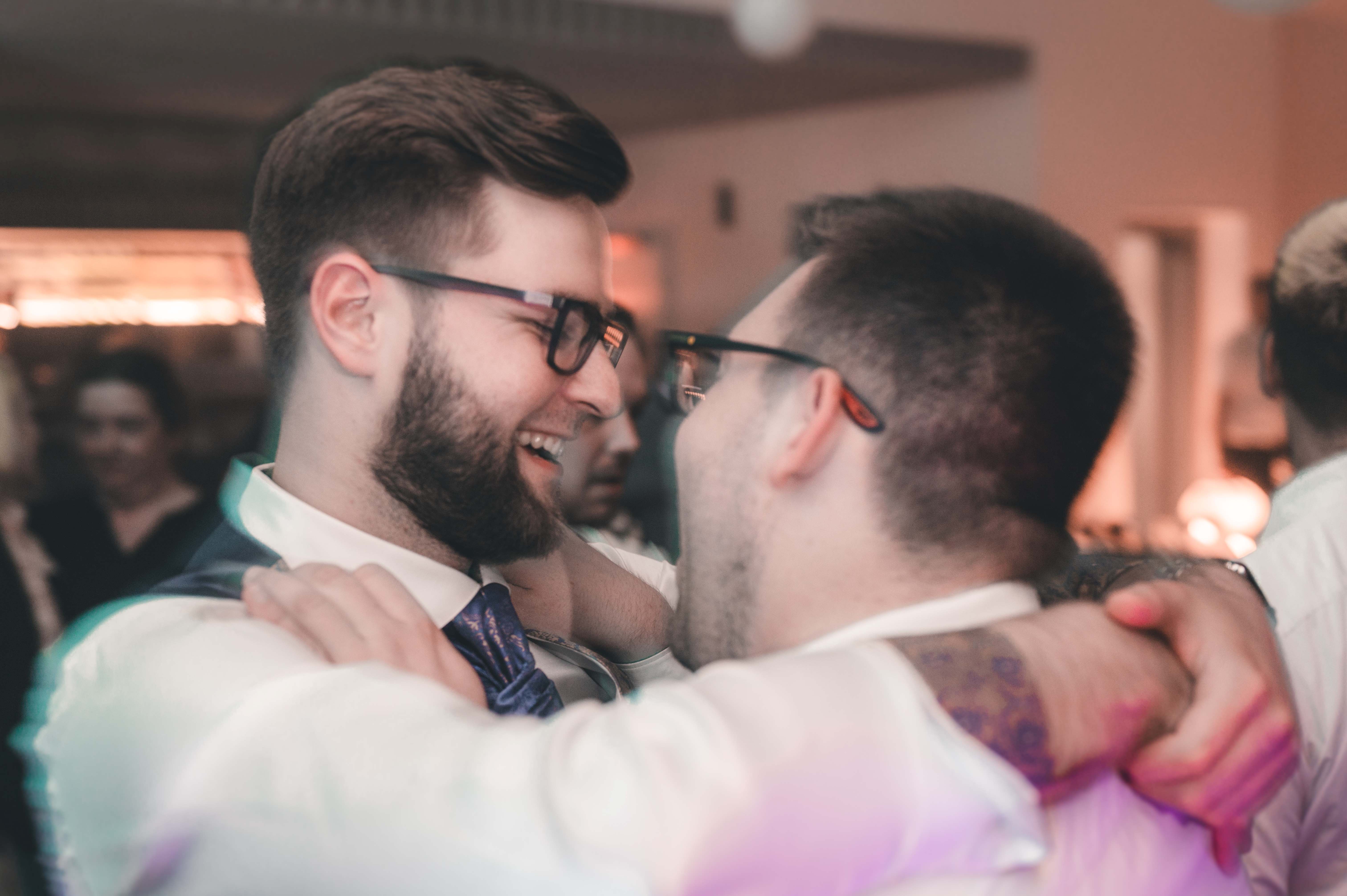 Hochzeitsreportage in Neheim (NRW) vom Getting Ready bis zur Party, Brätuigam mit Trauzeugen, Hochzeitsfotograf aus Leipzig