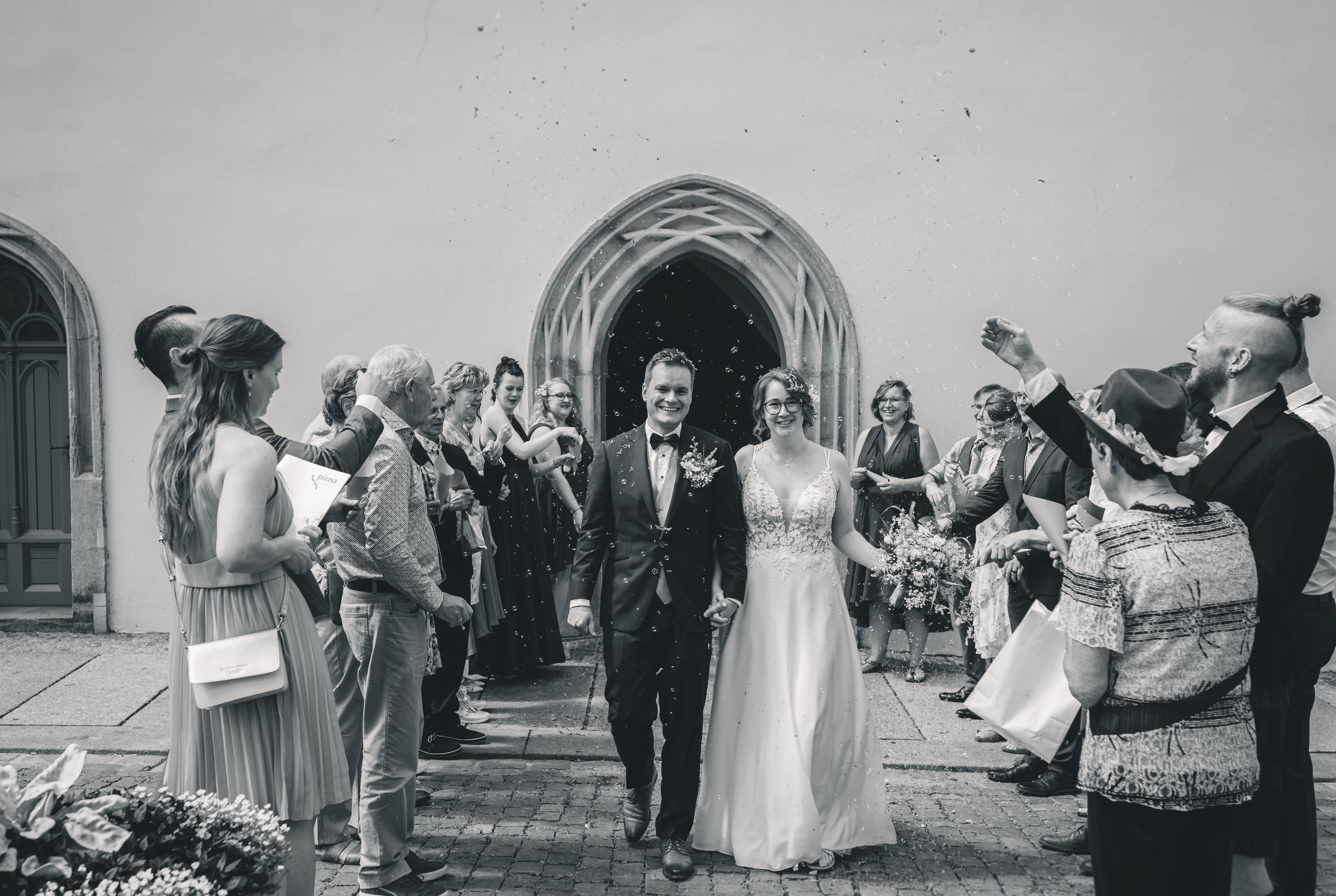 Brautpaar nach ihrer standesamtlichen Trauung in Pirna, Hochzeitsreportage in Pirna und Oppach (Oberlausitz), Hochzeitsfotograf aus Leipzig, für Dresden, Chemnitz, Zwickau, Berlin, Potsdam, Jena, Erfurt