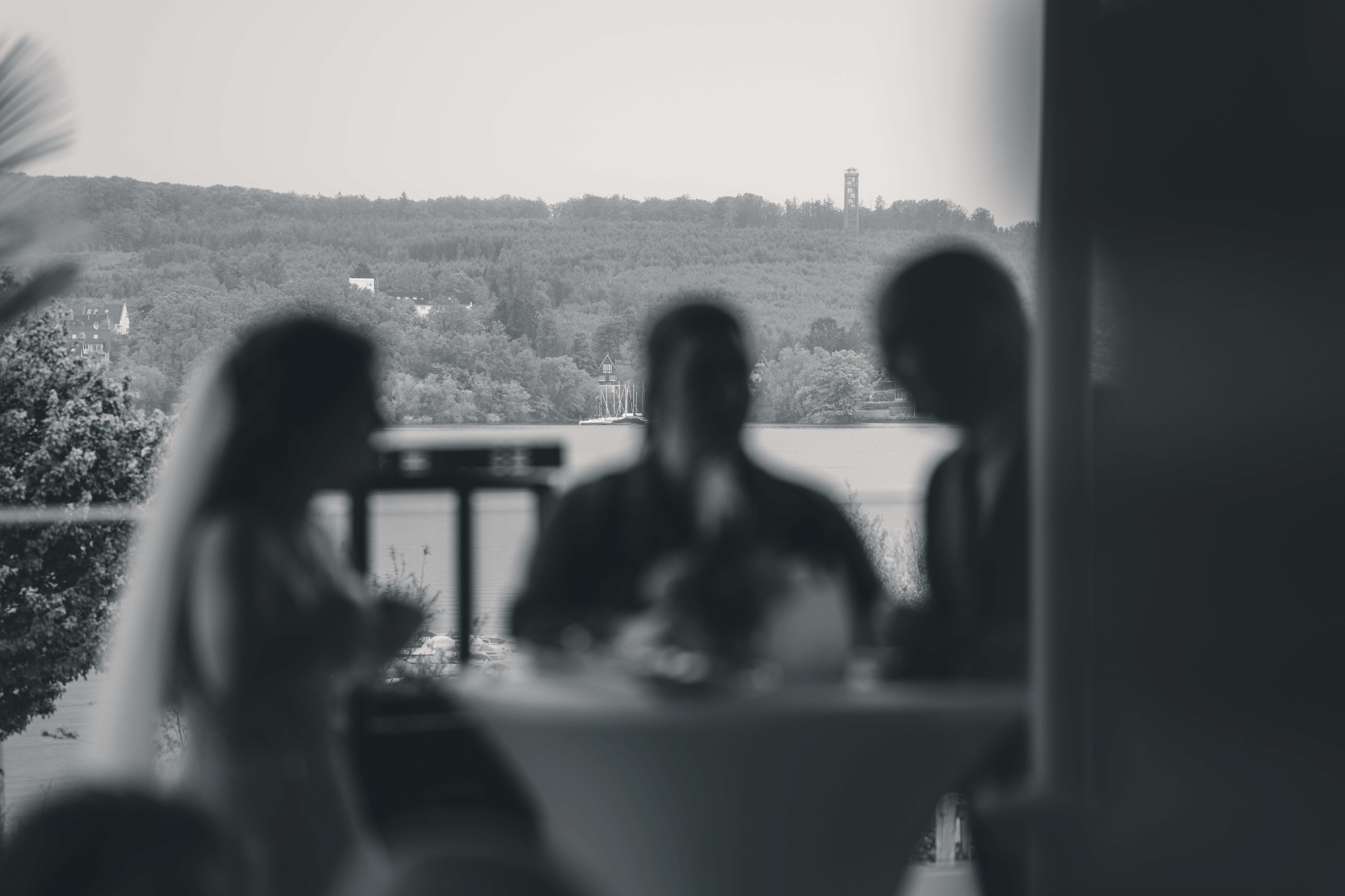 Hochzeitsgäste bei der Feier in der Pfeffermühle mit Blick auf den Möhnesee im Sauerland – emotionale Hochzeitsreportage einer kirchlichen Hochzeit
