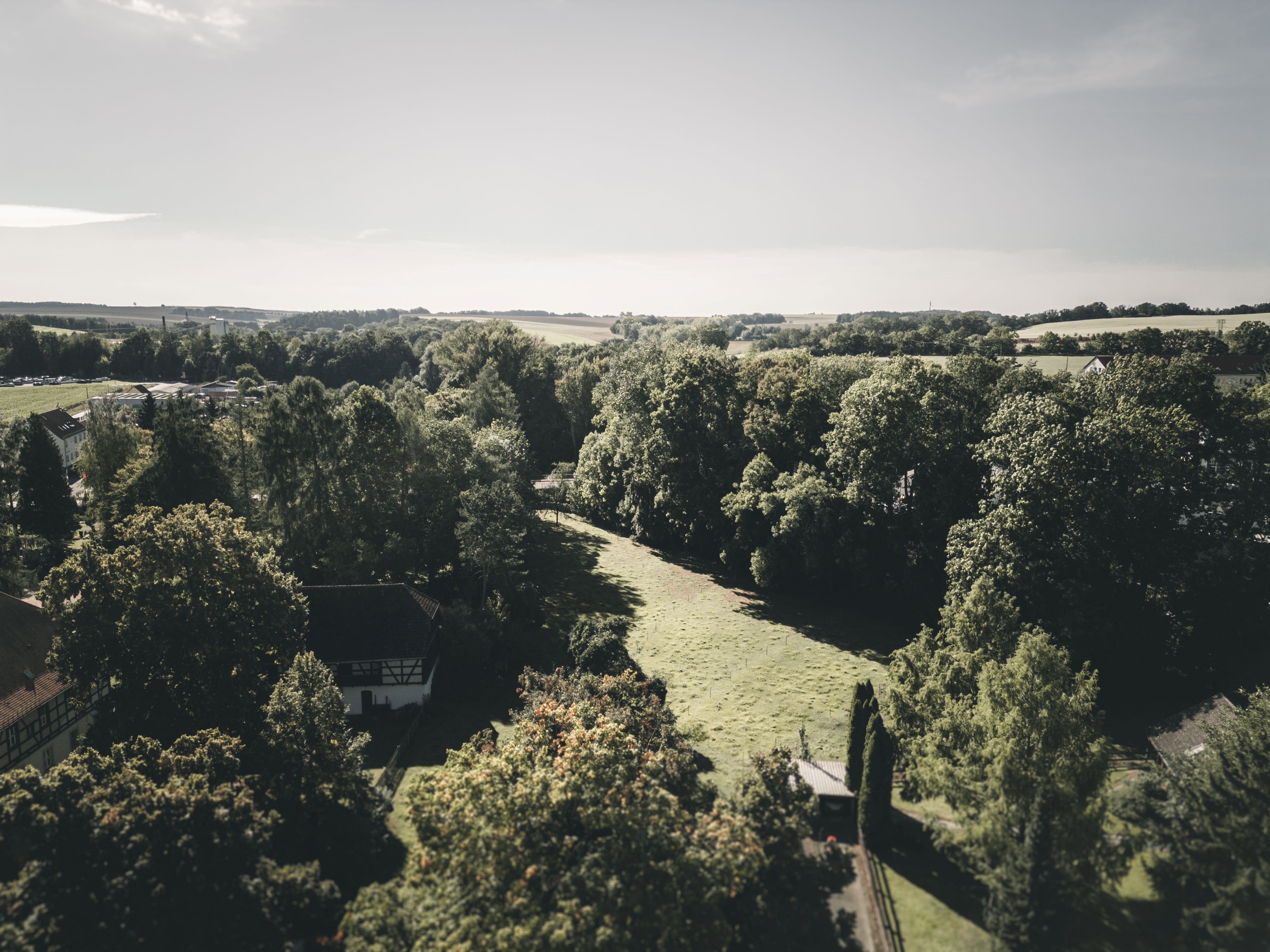 Hochzeitsreportage einer standesamtlichen Trauung in Fraureuth bei Chemnitz, lachendes Brautpaar, Hochzeitsfotografin aus Leipzig für Sachsen, Sachsen-Anhalt, Thüringen und Deutschland