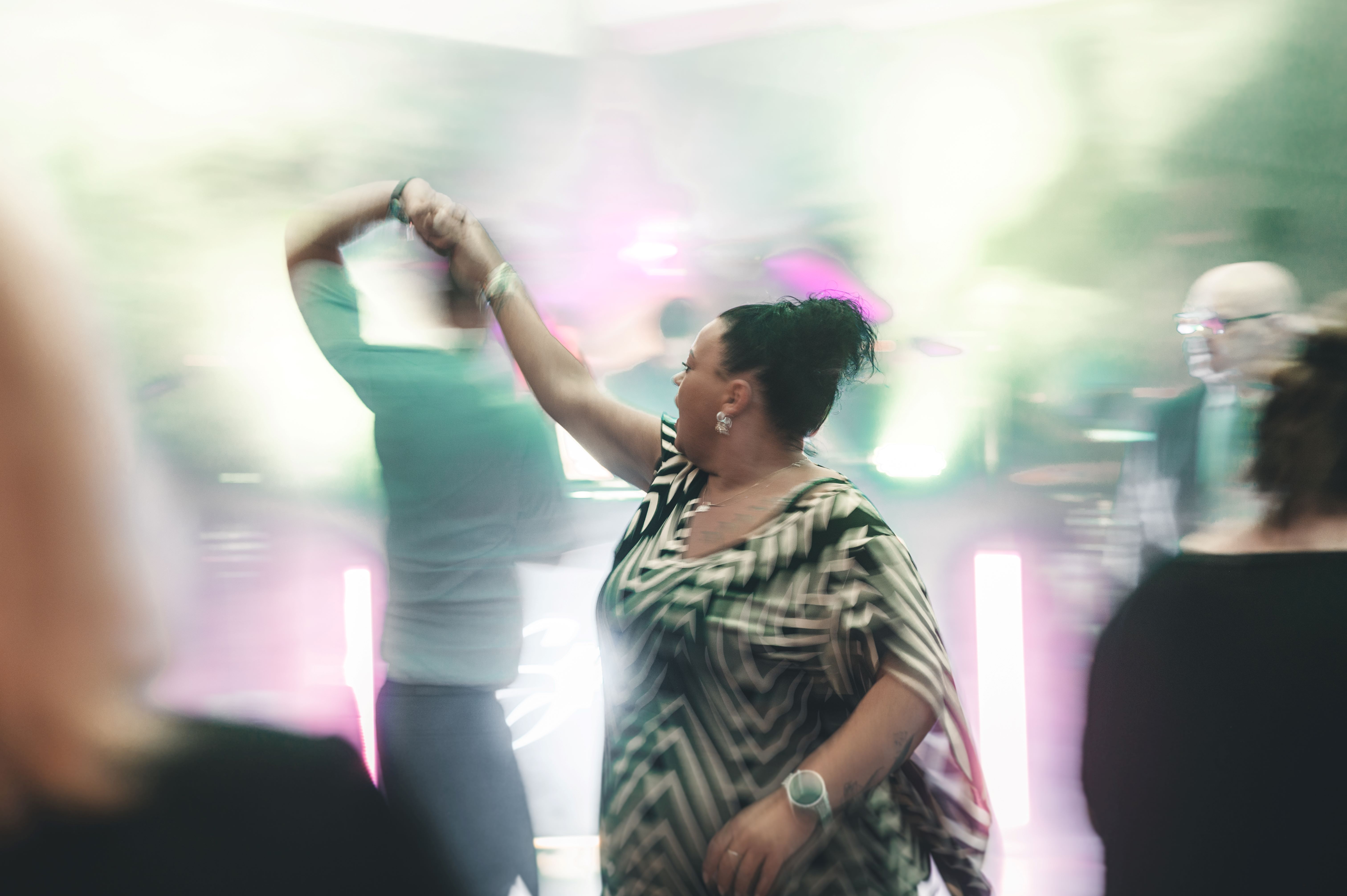 Hochzeitsgäste tanzen ausgelassen während der Party in der Pfeffermühle am Möhnesee – lebendige Hochzeitsreportage