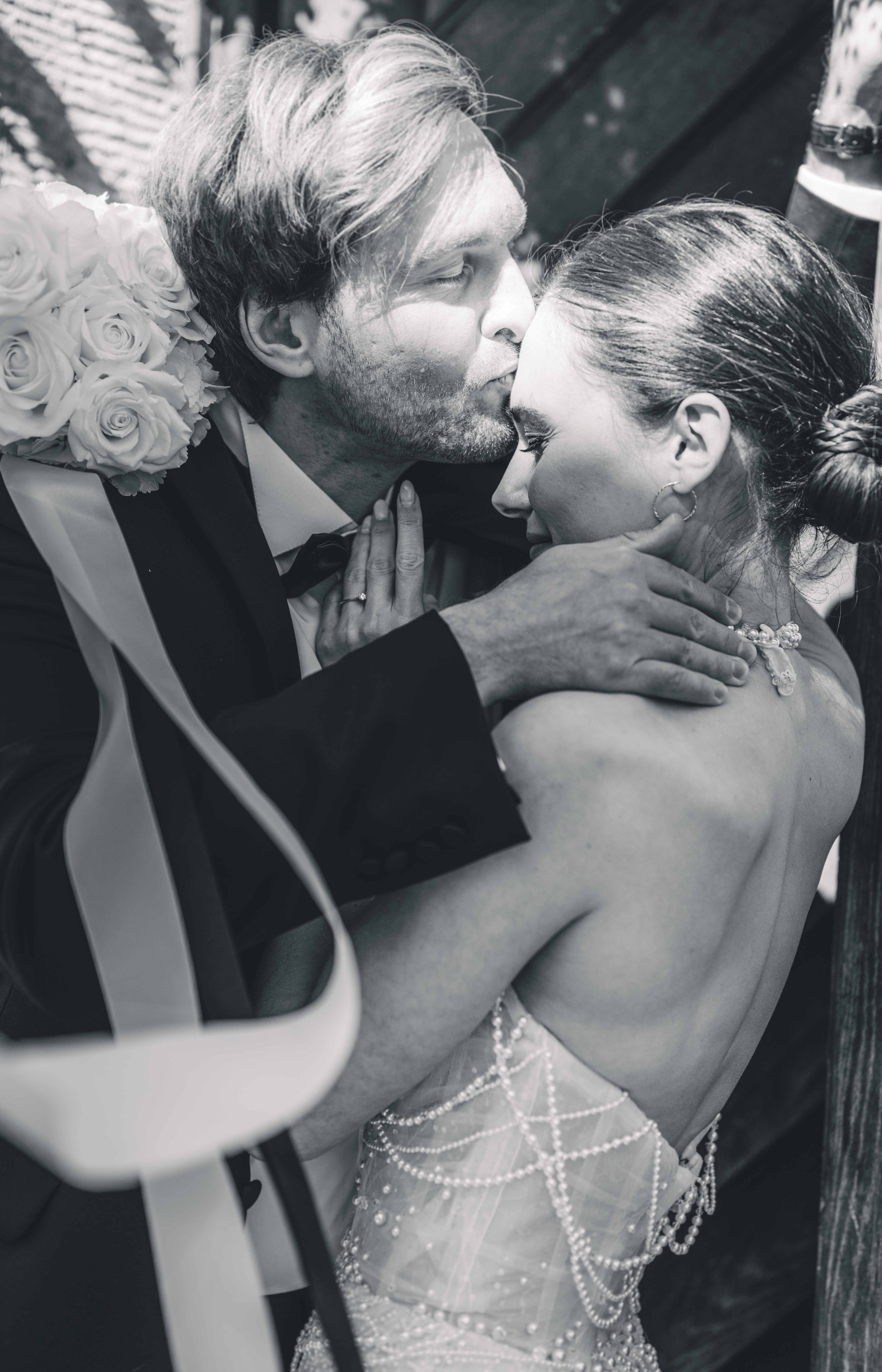 Brautpaar kuschelt nach freier Trauung im Mühlenpalais Holleben – emotionaler Moment einer Ganztages-Hochzeitsreportage in Sachsen-Anhalt