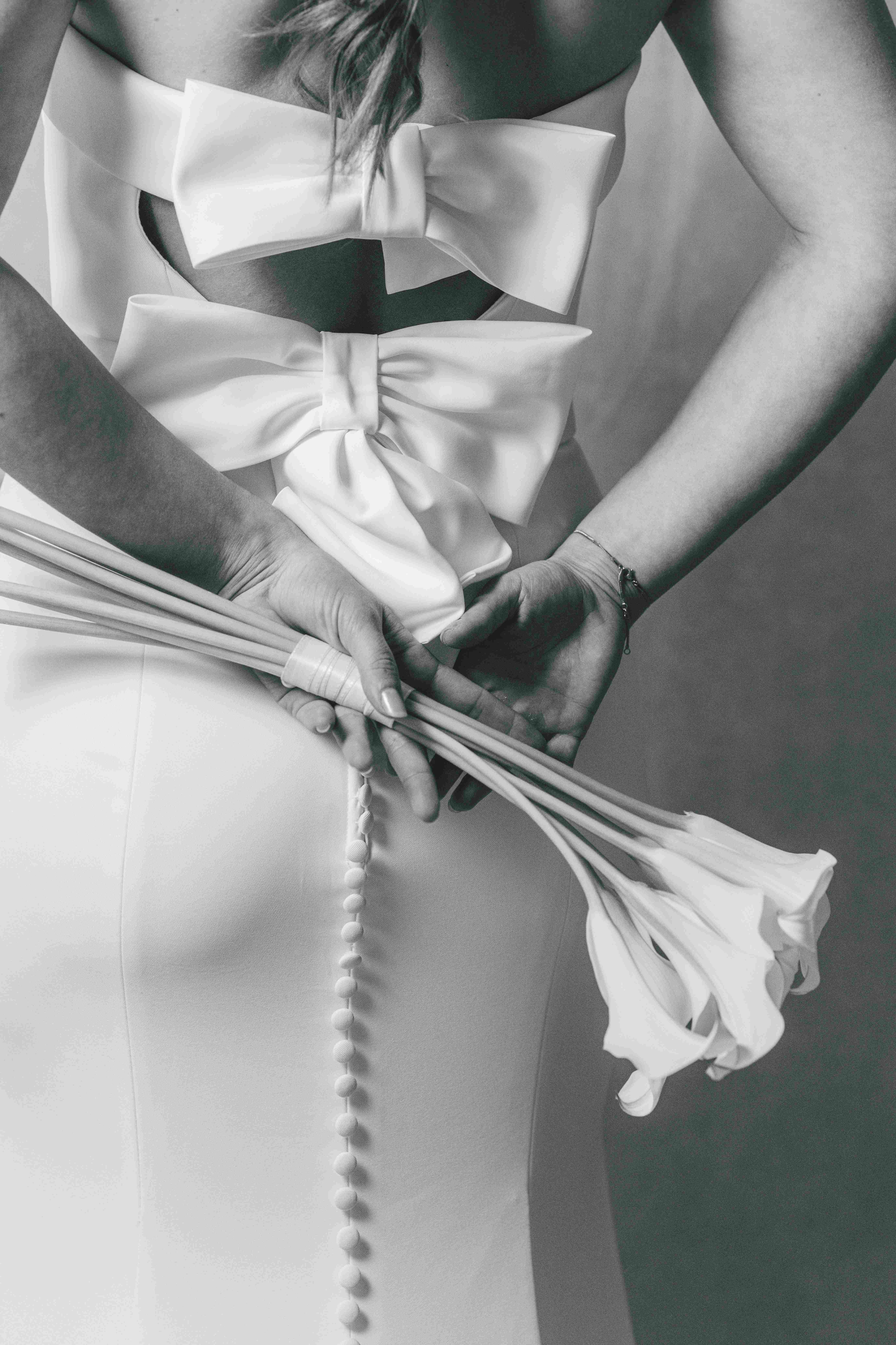 Rückenansicht einer Braut mit elegantem Kleid mit Schleifen, Hochzeitsfotograf aus Leipzig