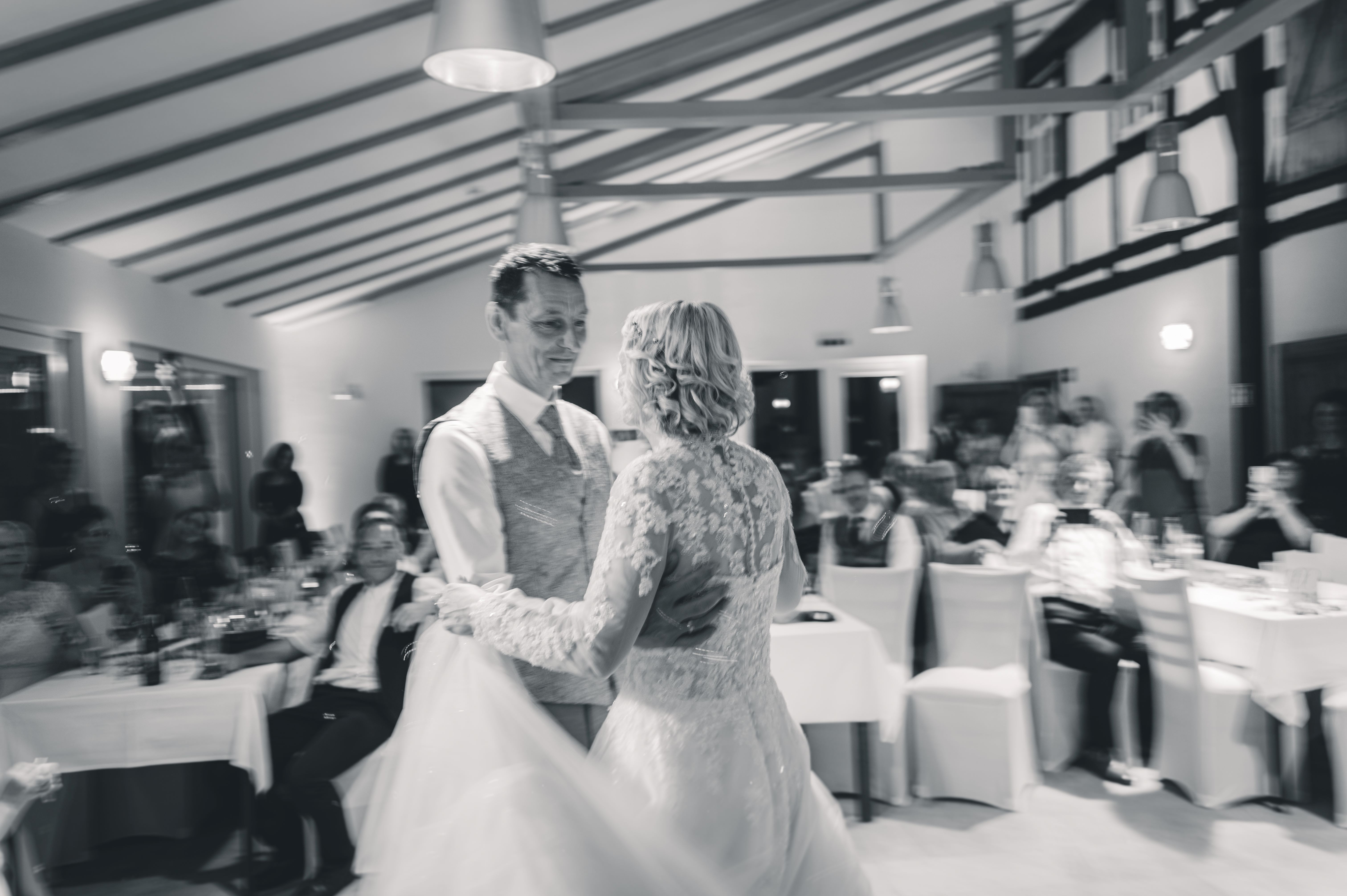 Erster Tanz des Brautpaares während der Hochzeitsfeier nach standesamtlicher Trauung in Fraureuth – emotionale Hochzeitsreportage Sachsen