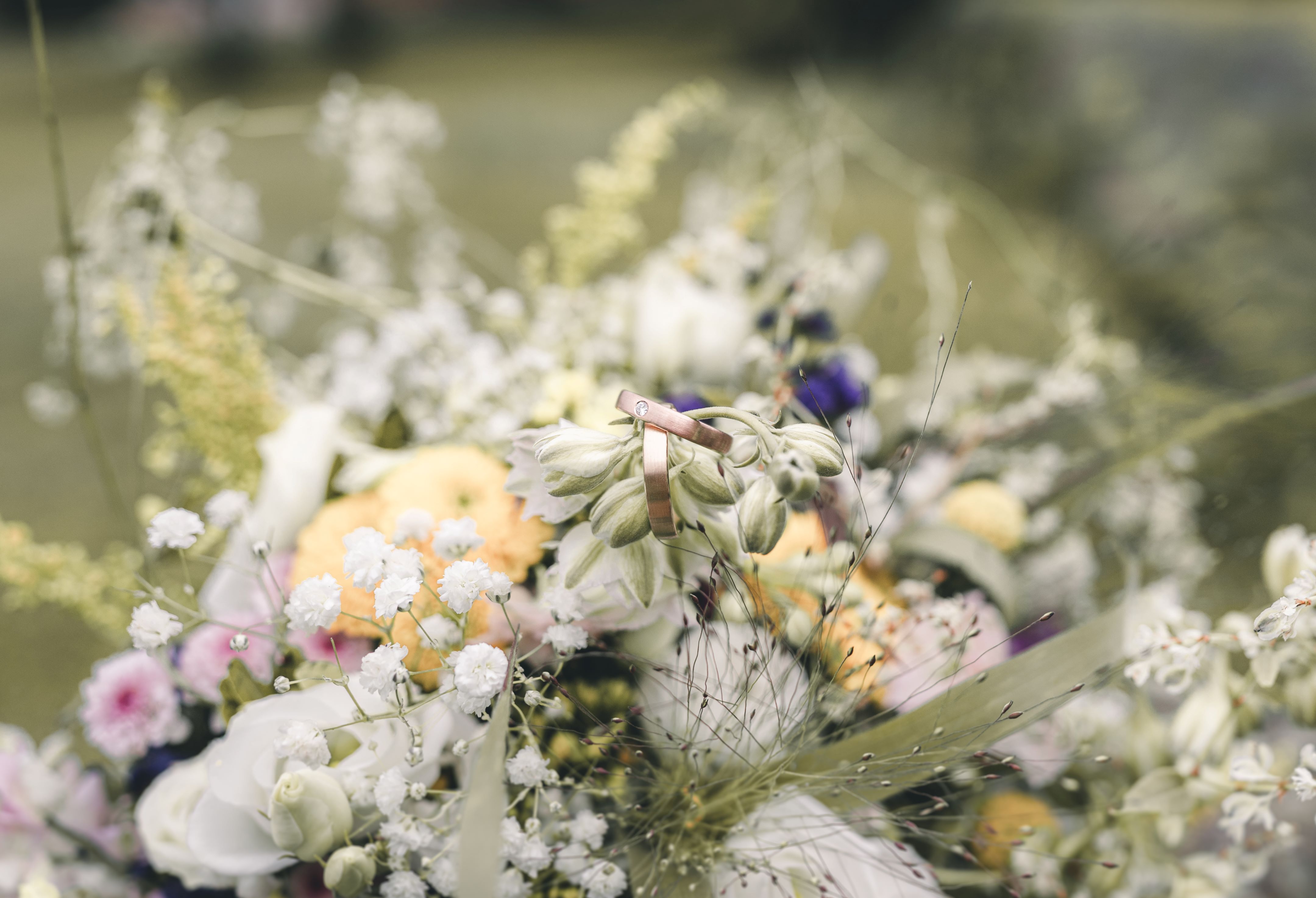 Eheringe im Brautstrauß bei Hochzeitsdetail nach standesamtlicher Trauung in Pirna – Hochzeitsreportage Oberlausitz Sachsen