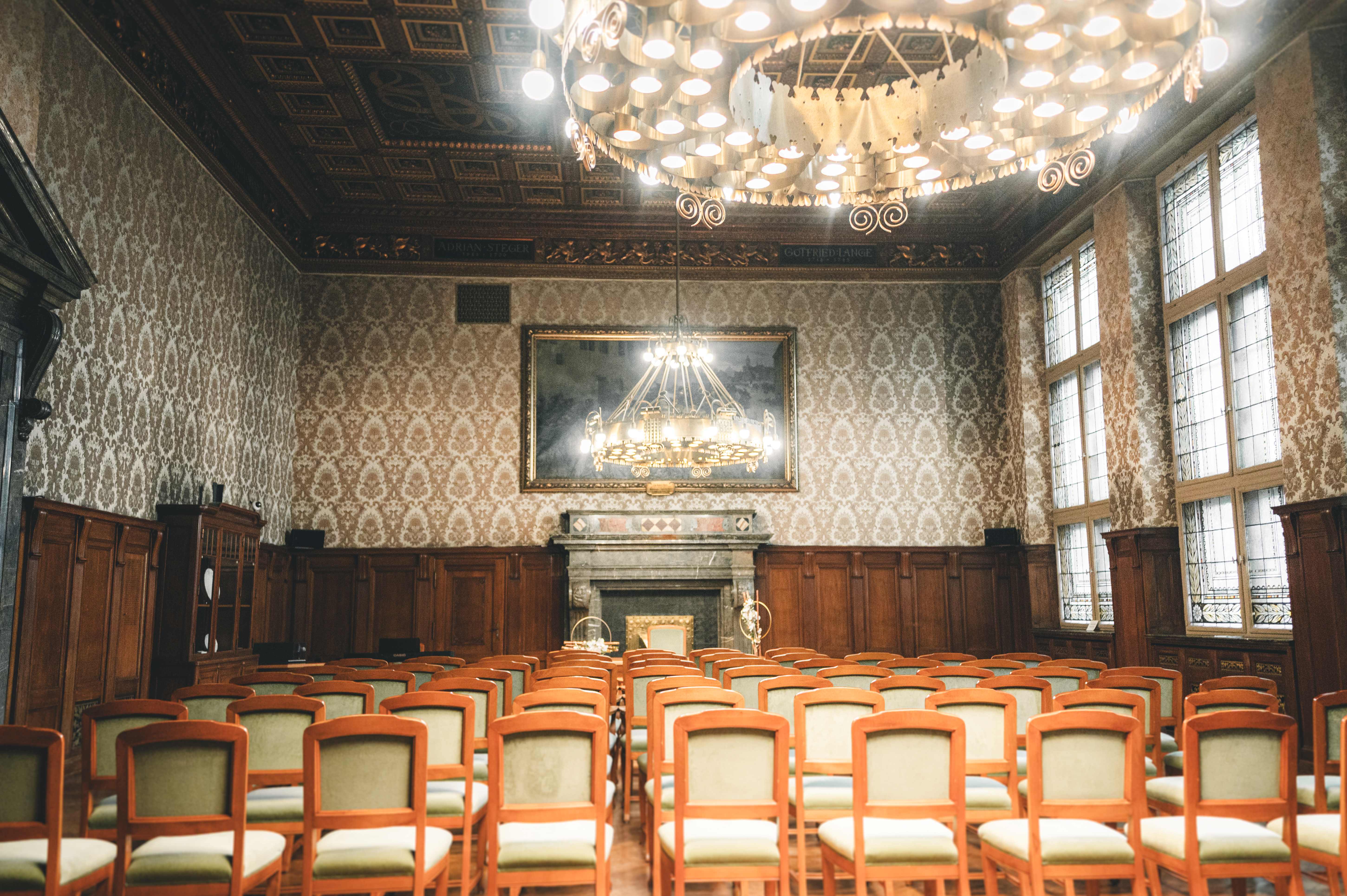 Ratsplenarsaal im Neuen Rathaus Leipzig mit Sitzreihen für standesamtliche Trauungen