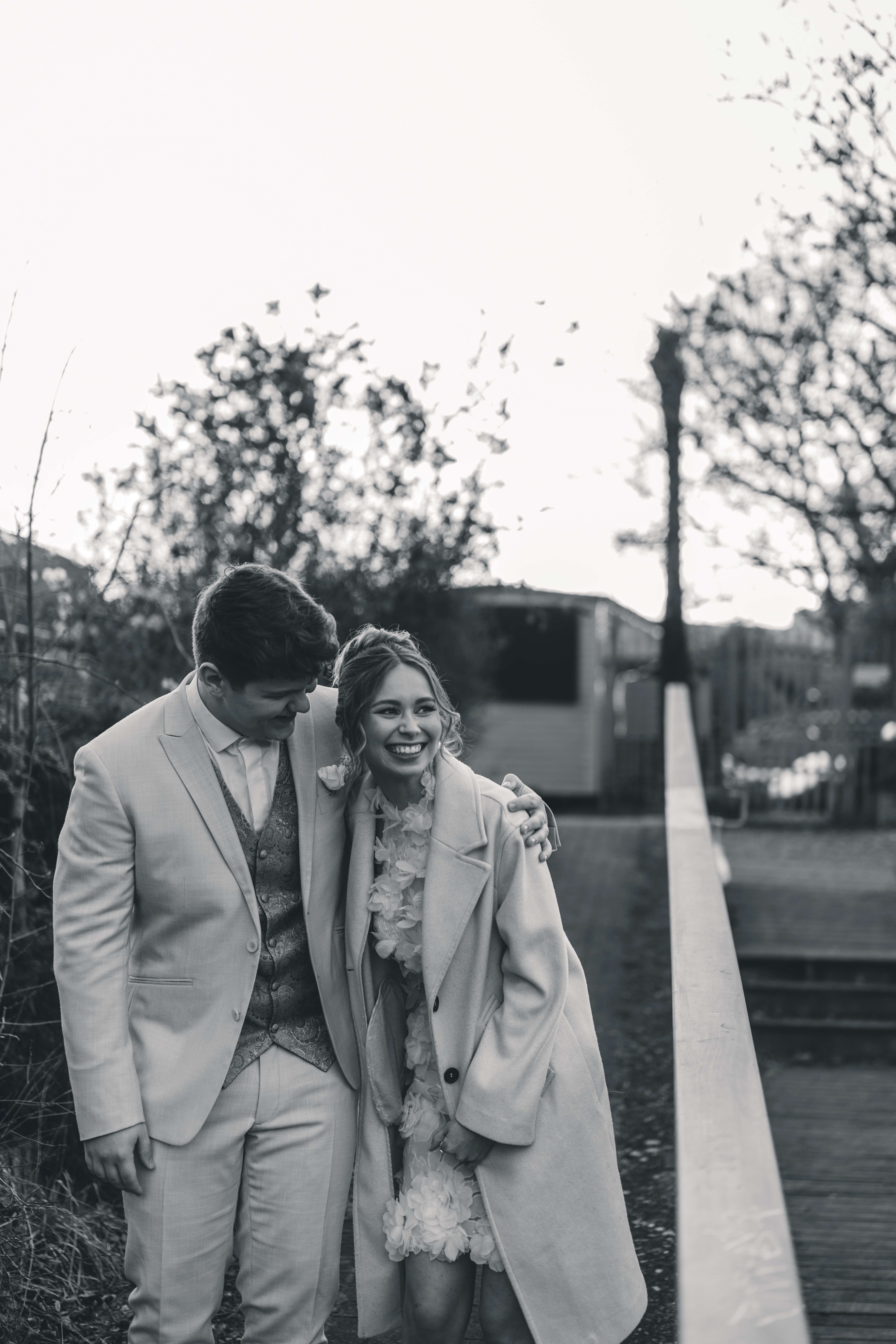 Natürliches Brautpaar in Schwarz-Weiß – zeitlose Hochzeitsfotos vom Hochzeitsfotograf Leipzig