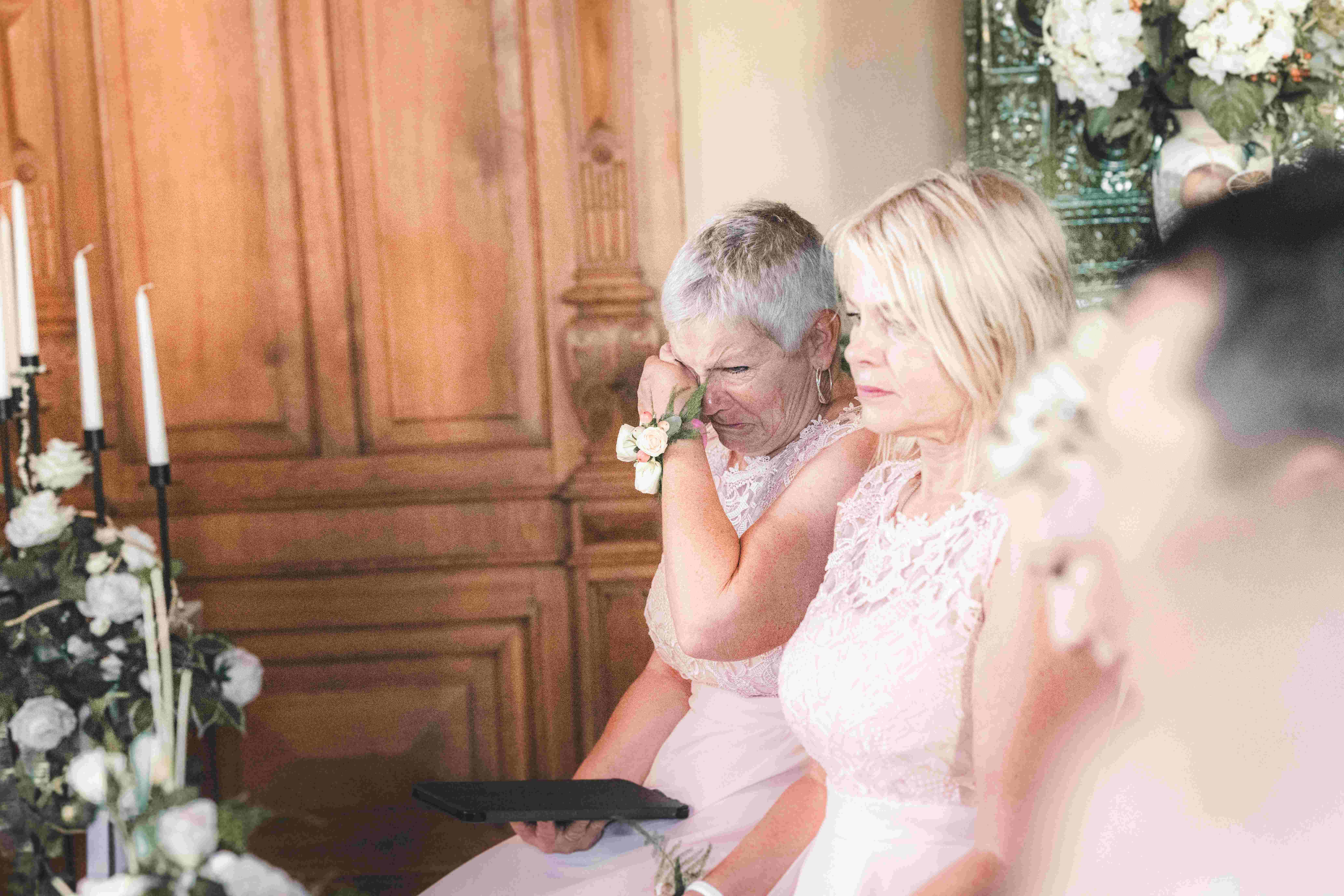 Eine Hochzeitstante trocknet sich gerührt eine Freudenträne während der emotionalen Rede im Standesamt im Erzgebirge.