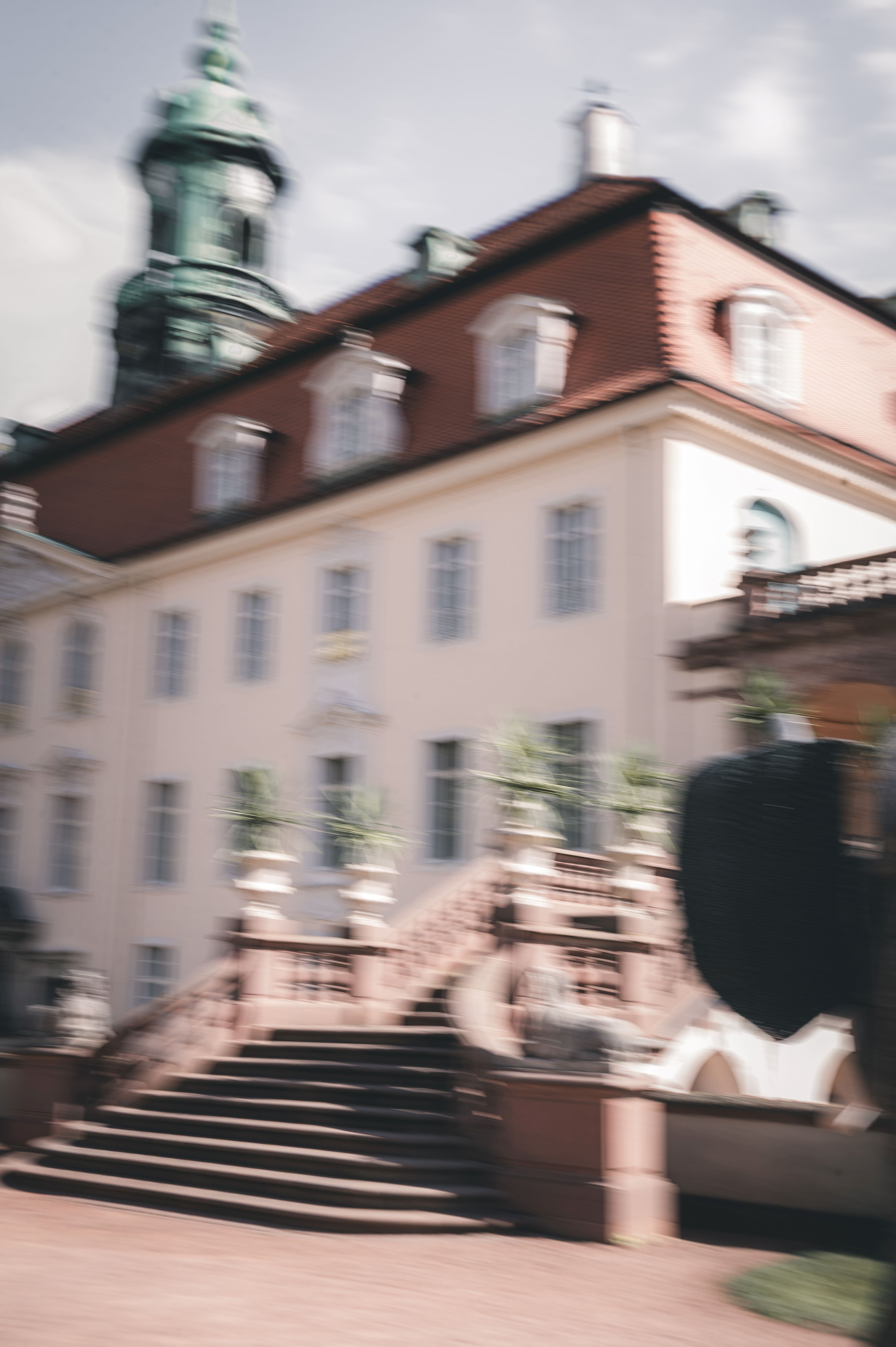 Eine dynamische Architekturaufnahme mit Bewegungsunschärfe von Schloss Lichtenwalde im Raum Chemnitz, die die historische Freitreppe zeigt.