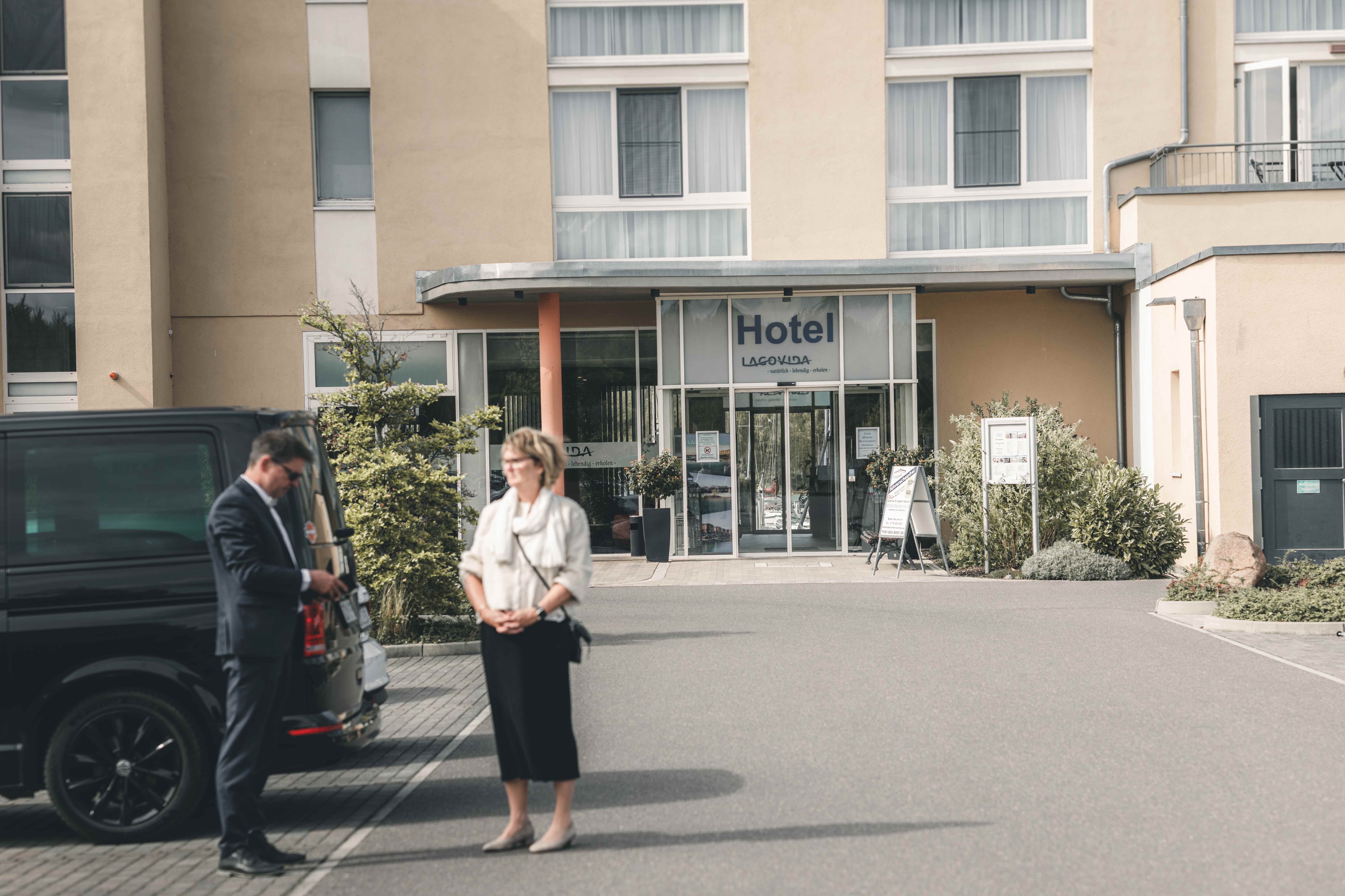 Außenansicht des Haupteingangs vom Hotel Lagovida am Störmthaler See, einer modernen Location für Hochzeitsfeiern bei Leipzig.