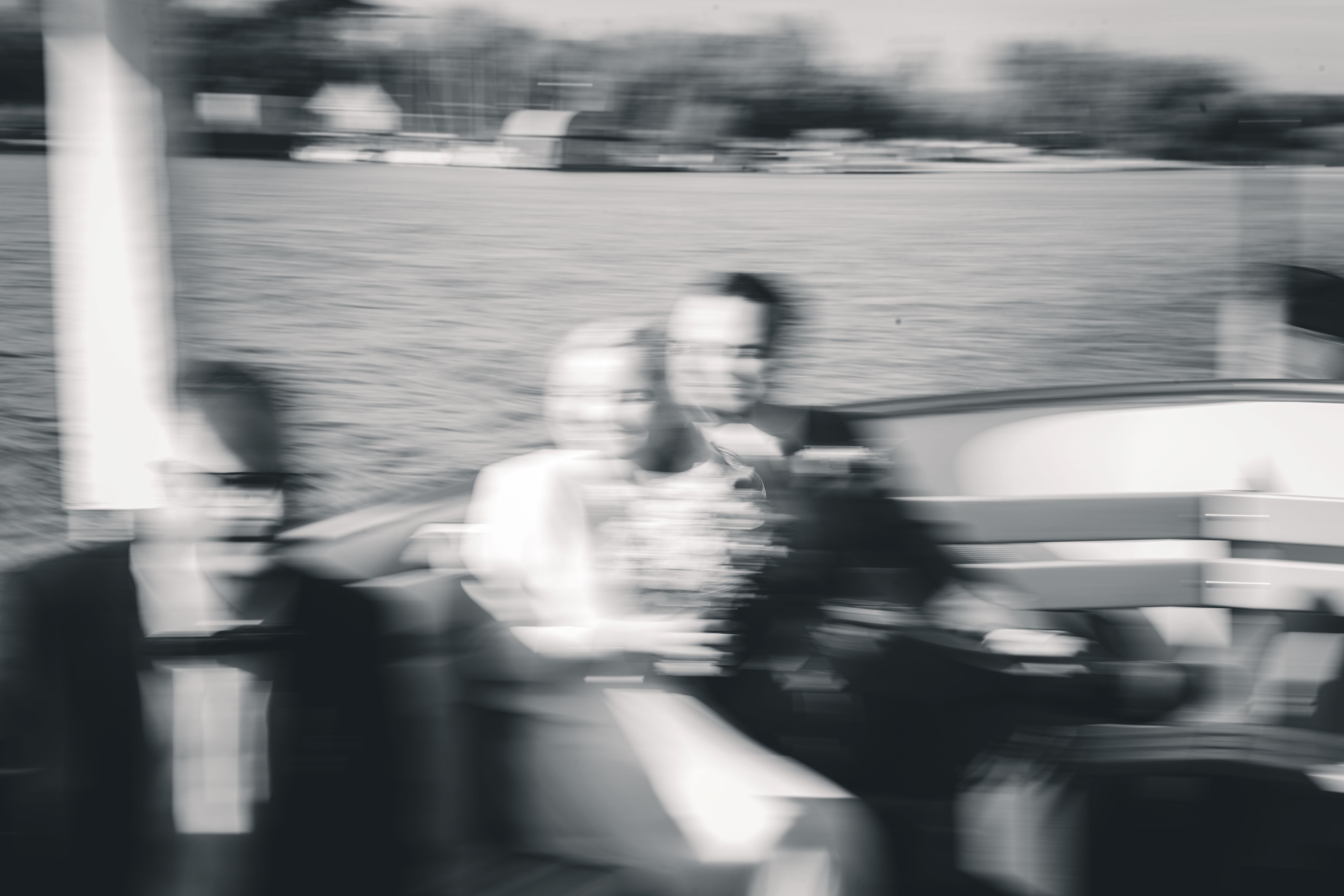 Eine kreative Schwarz-Weiß-Aufnahme mit starker Bewegungsunschärfe (Motion Blur) vom Brautpaar an Bord des Schiffes.